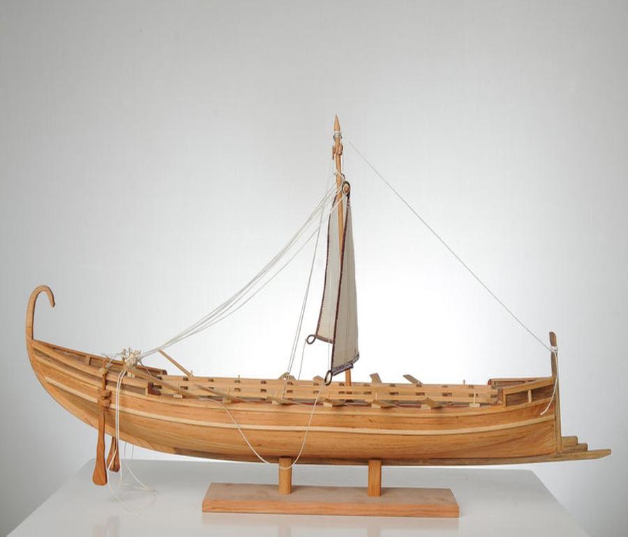 Dieses historische altgriechische Trireme-Schiffsmodell ist aus hochwertigem Holz gefertigt und mit viel Sorgfalt und Aufwand handgefertigt. Mit einer Länge von 26,3 cm, einer Breite von 5,1 cm und einer Höhe von 11,8 cm zieht dieses Segelboot mit