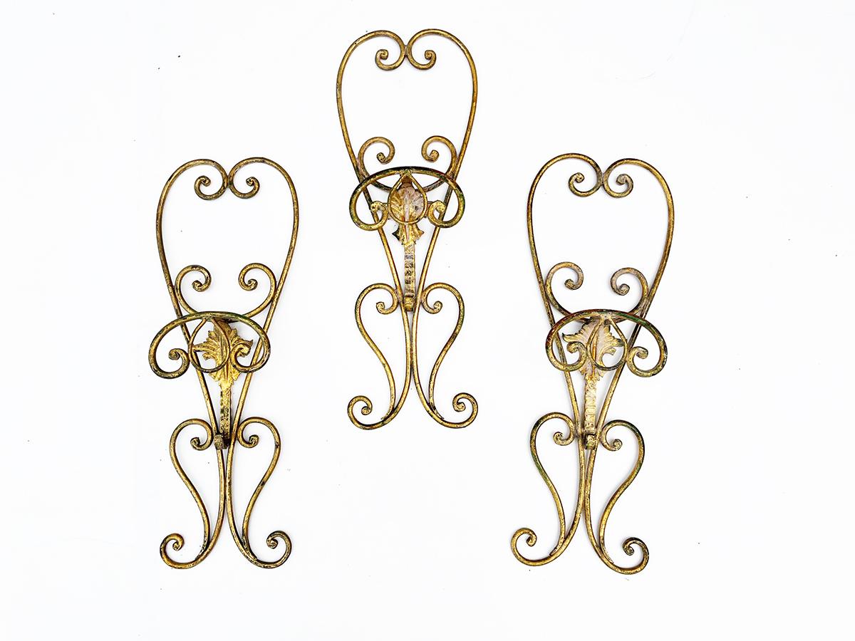 Trio of Wrought Iron Clothes Hangers Gold 50's -Design-

Anno: 1950 circa 

Materials: Hand-forged and gold-decorated wrought iron 

Condizioni: Molto Buone 

Measurements: Cm 48 H x cm 20 W x cm 10 D

 

Tris of Gold Wrought Iron