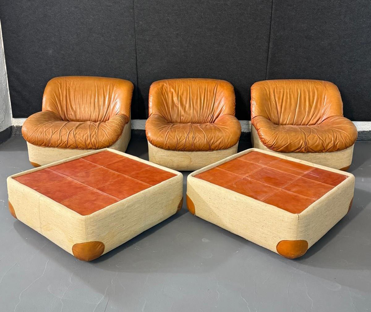 Tres sillones con dos mesas de centro/reposapiés de cuero en Bueno estado para la venta en Palermo, IT