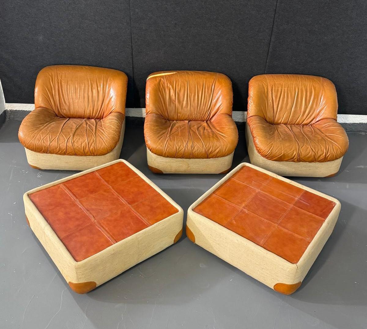 Tres sillones con dos mesas de centro/reposapiés de cuero Late 20th Century en venta