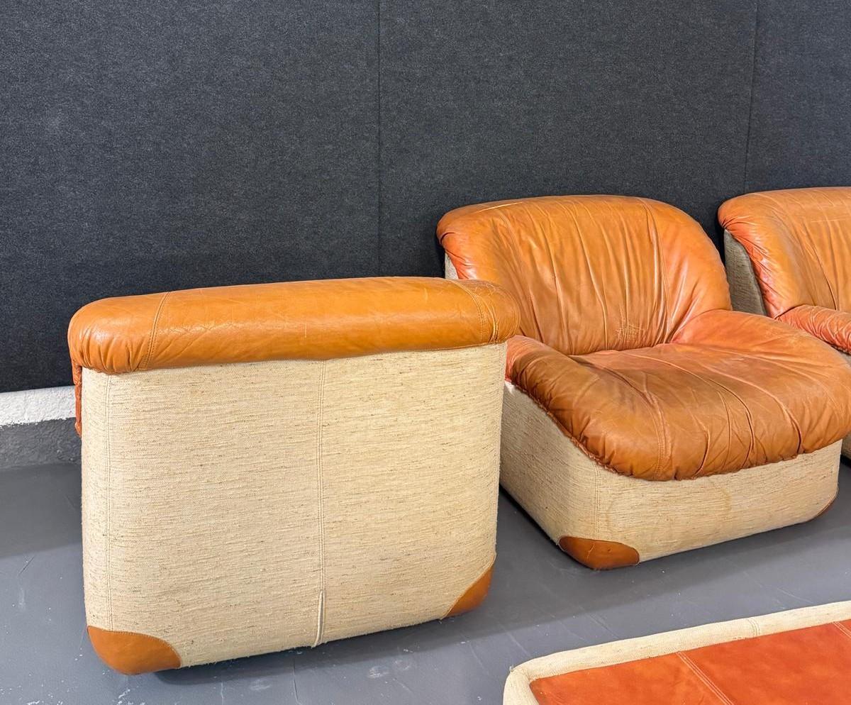Tres sillones con dos mesas de centro/reposapiés de cuero Cuero en venta