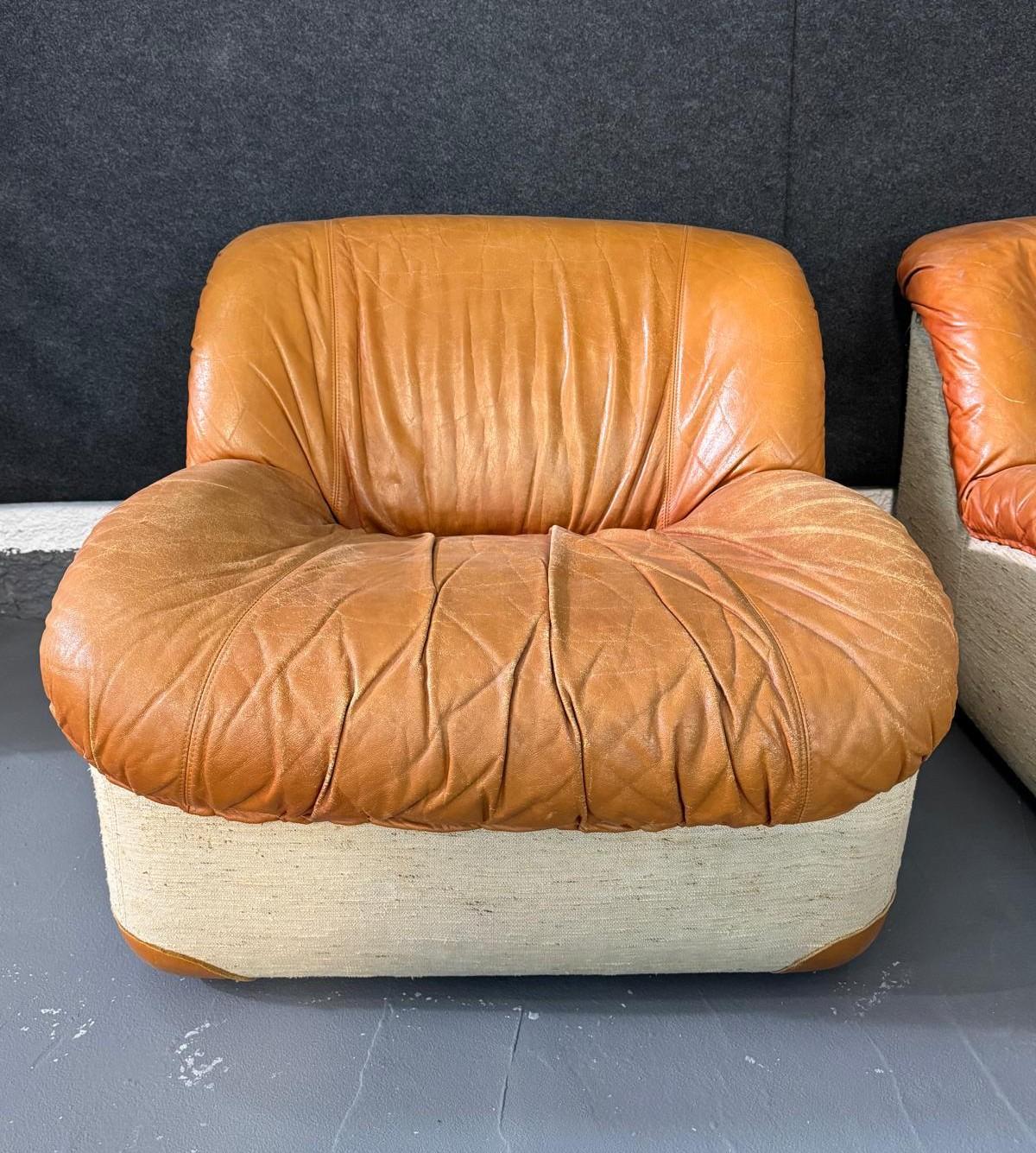Tres sillones con dos mesas de centro/reposapiés de cuero en venta 1
