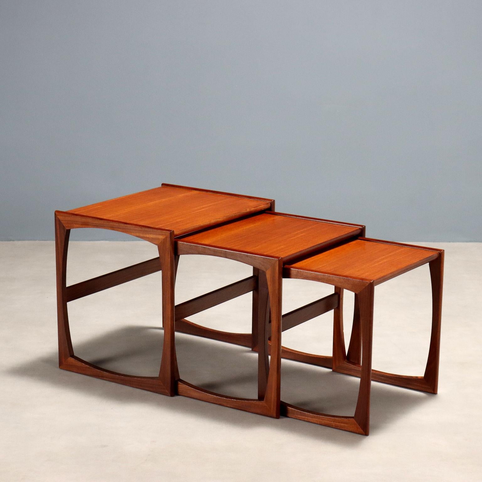 Tavolini a nido vintage di manifattura inglese del'900 in legno di teak. Condizioni molto buone, restaurati.