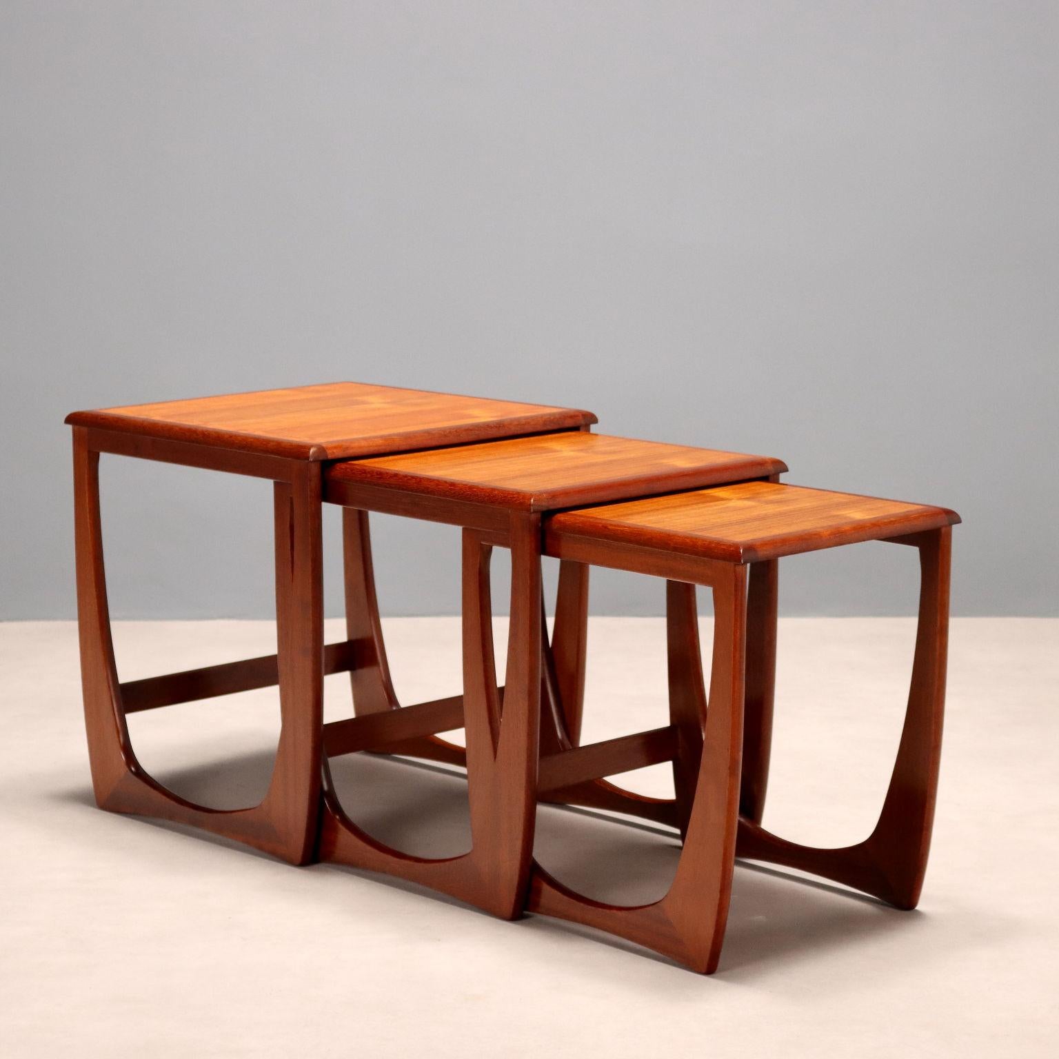 Set di tavolini a nido di manifattura nord europea in legno di teak. Restaurati nei nostri laboratori.