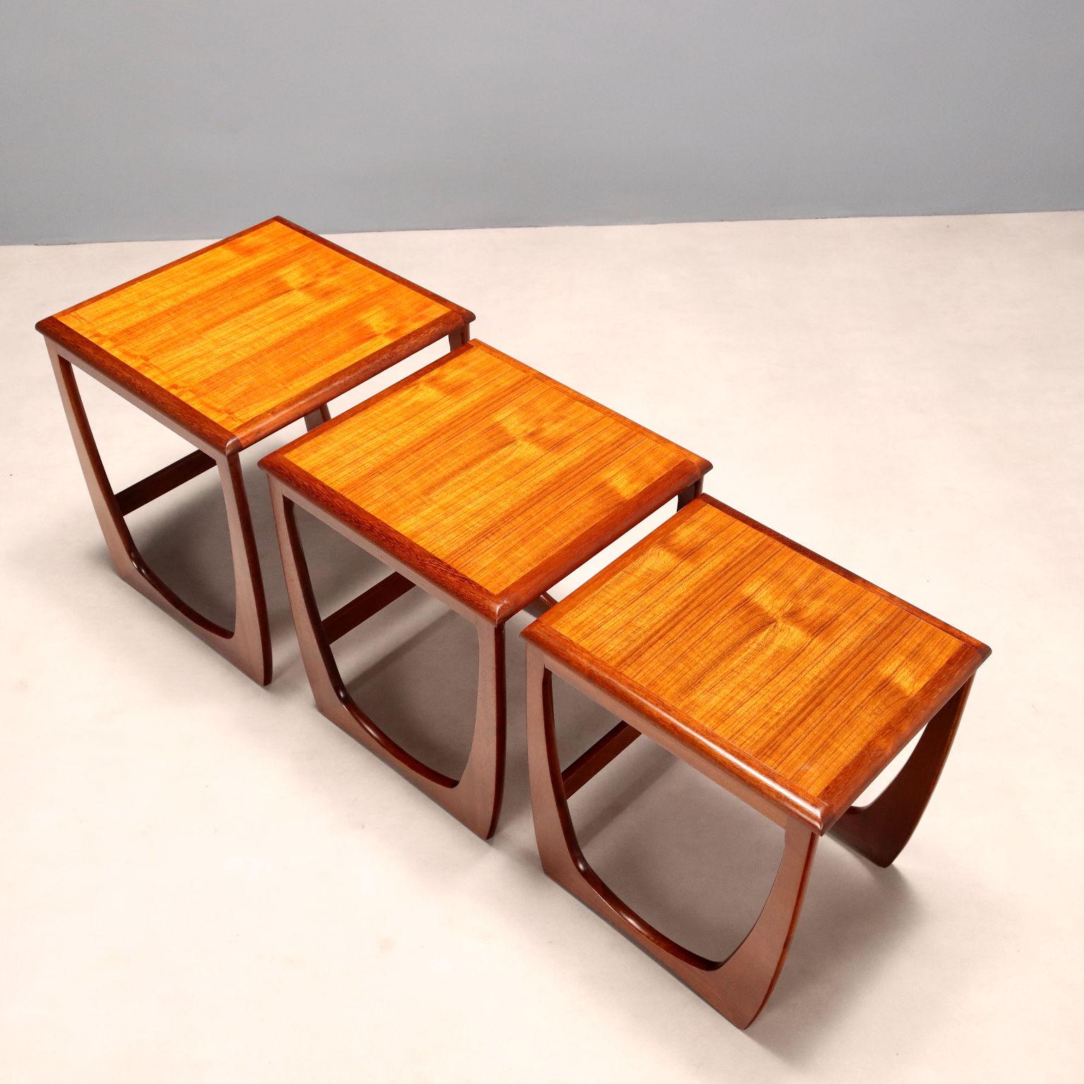 Italian Tris di Tavolini a Nido Anni '60 in Teak For Sale