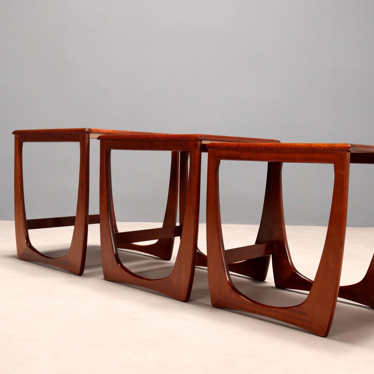 Tris di Tavolini a Nido Anni '60 in Teak For Sale 2