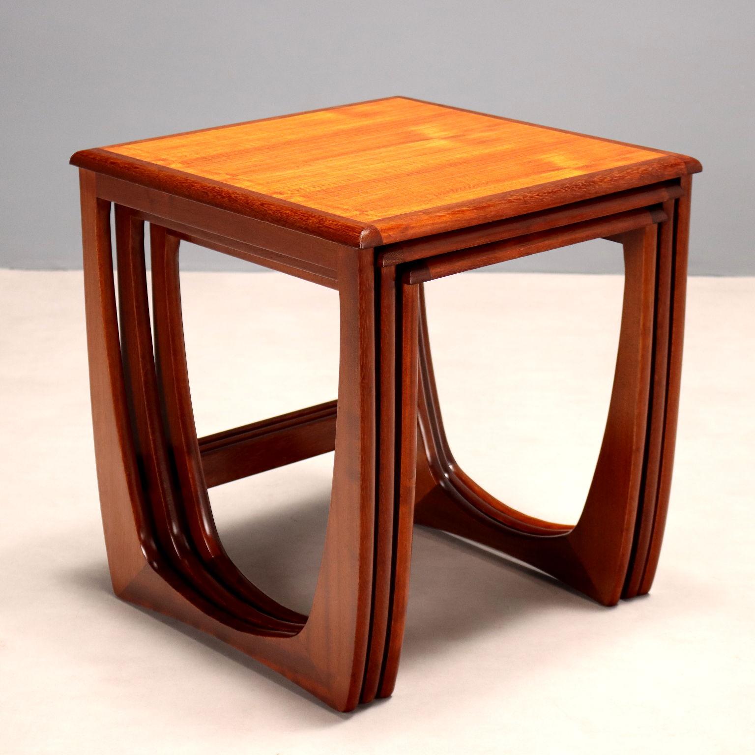Tris di Tavolini a Nido Anni '60 in Teak For Sale 3