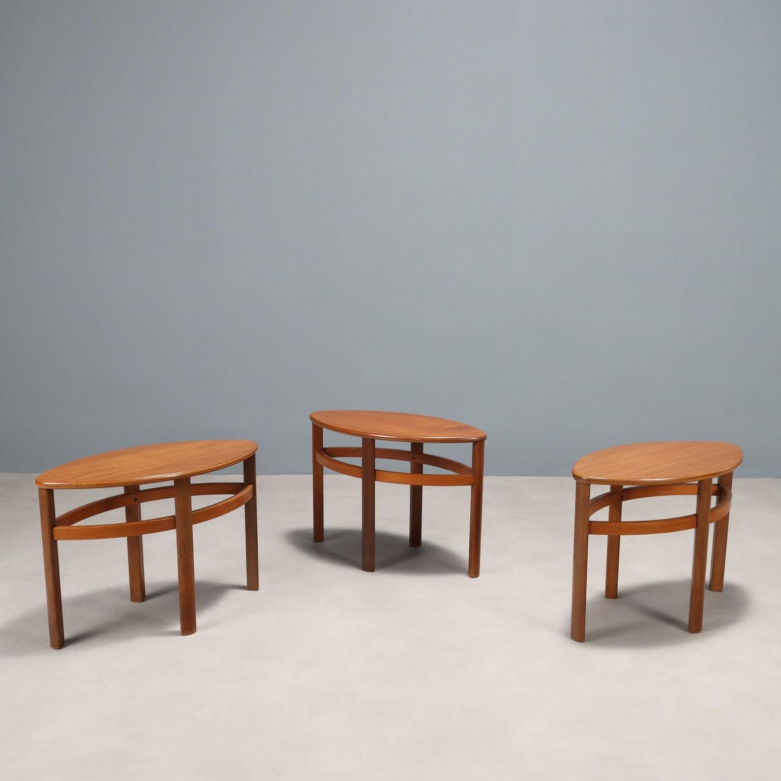 Set di tavolini di manifattura italiana del XX secolo con struttura in legno impiallacciato teak di forma ovale.