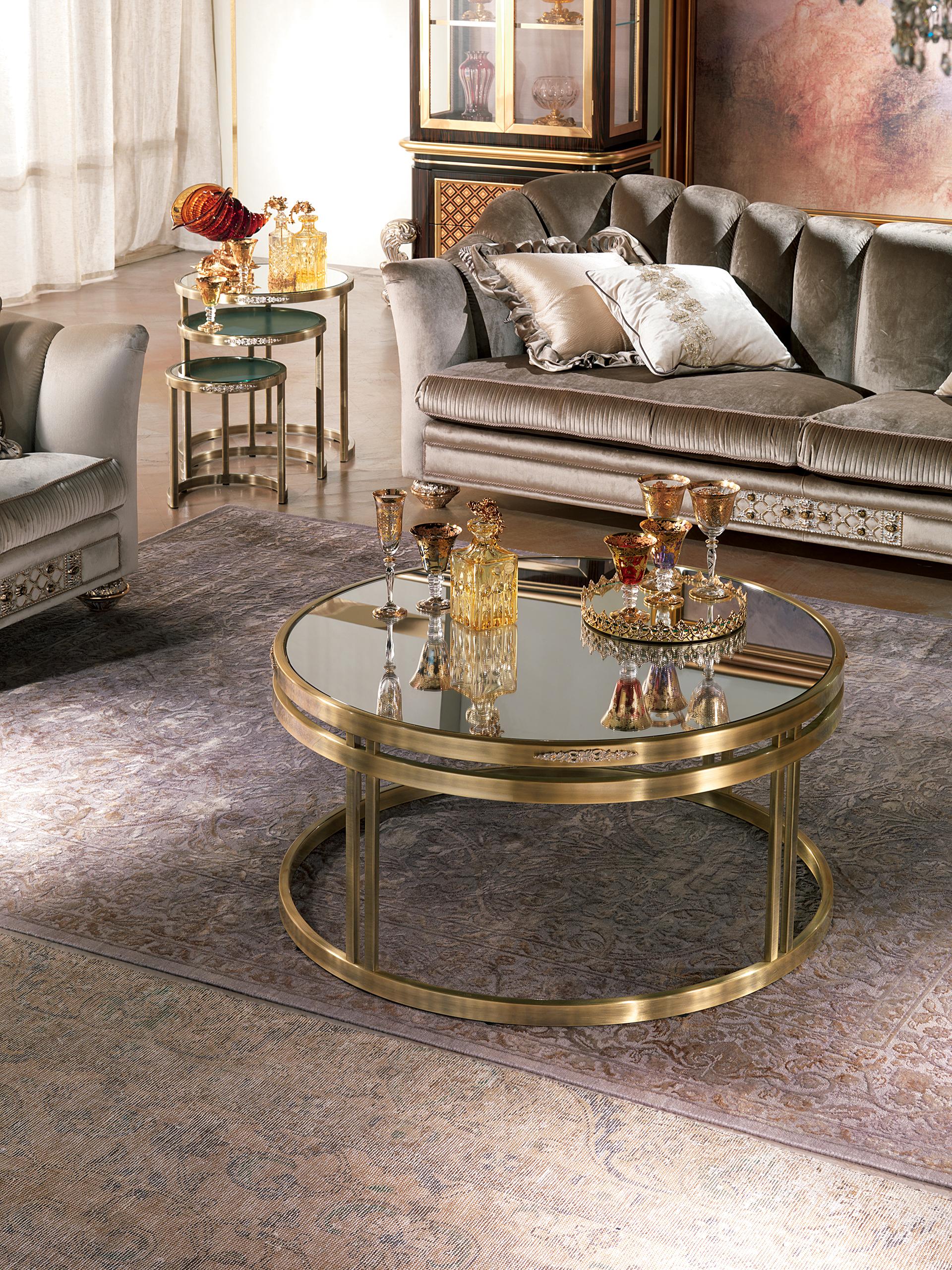 Das Couchtisch-Set AY075 ist ein raffiniertes und funktionelles Möbelstück, das jedem Raum Eleganz und Stil verleiht.

Material und Struktur: Diese Couchtische sind aus Messing gefertigt, einem Material mit goldenem Glanz, das Ihrem Zuhause einen