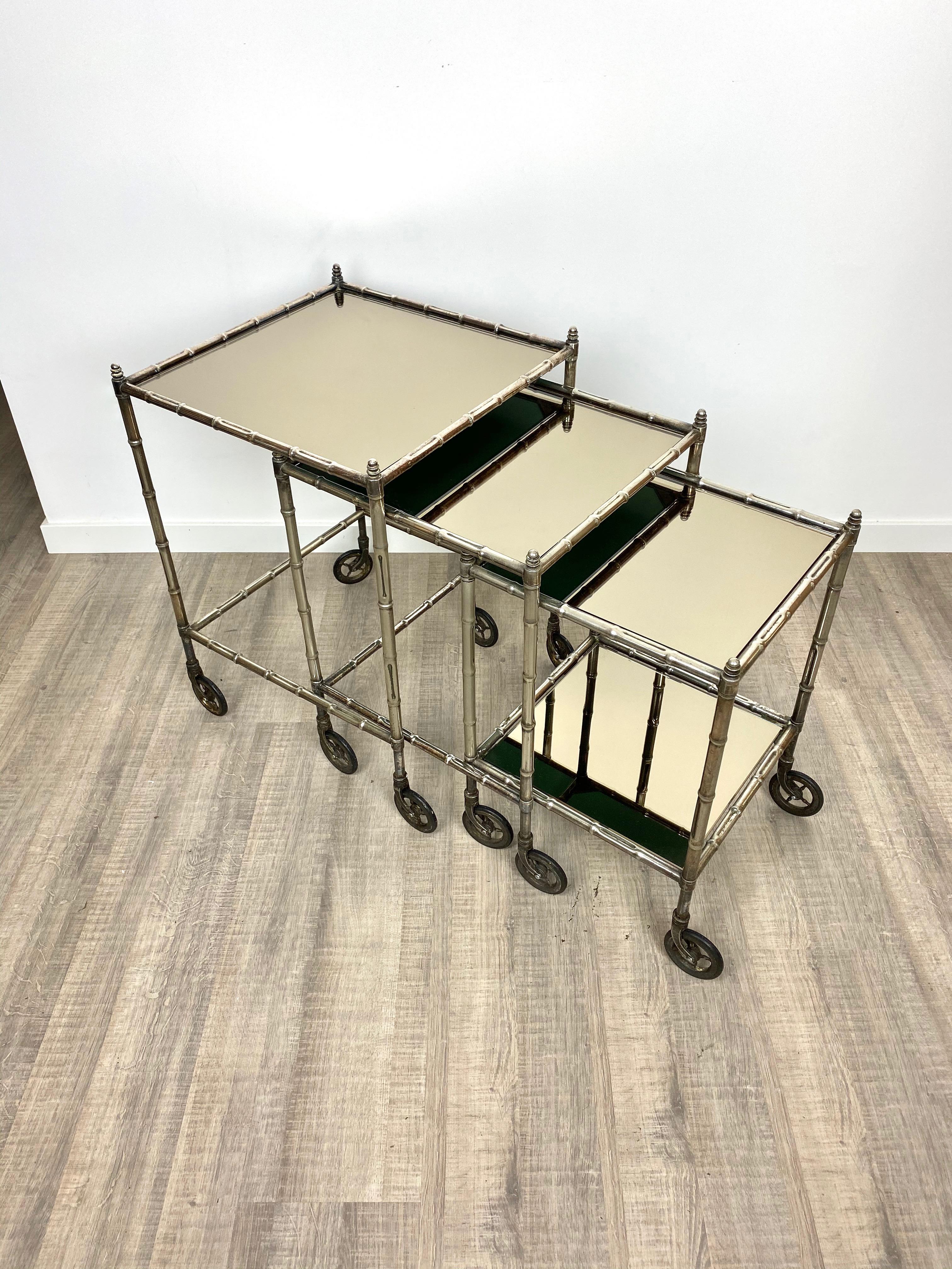 Tris von Maison Baguès Versilbertes Messing Faux Bamboo Nesting Bar Cart:: 1960er:: Frankreich (Moderne der Mitte des Jahrhunderts) im Angebot