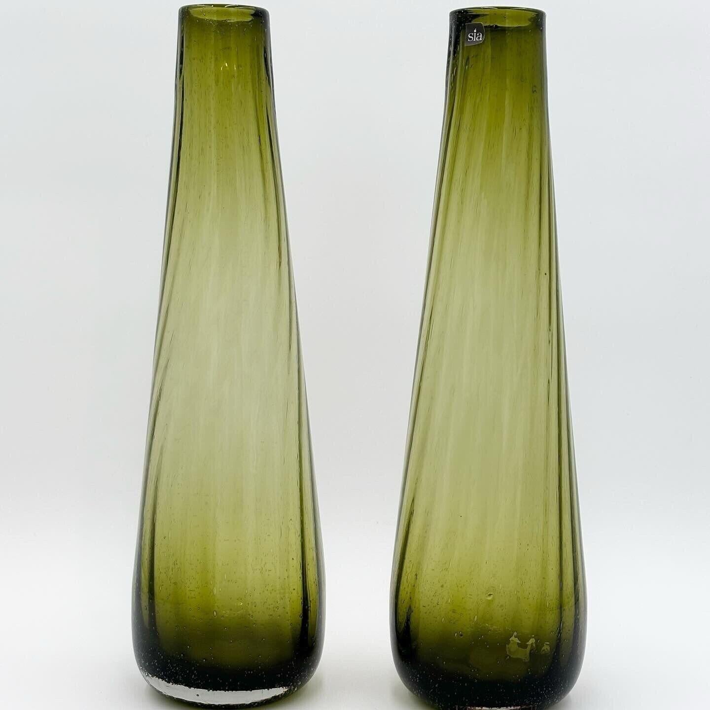 Late 20th Century Tris de vases Sia soufflés à la bouche en forme de bouteille verte Design 1980's