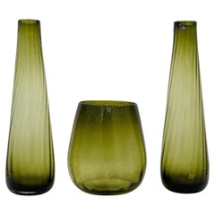 Tris de vases Sia soufflés à la bouche en forme de bouteille verte Design 1980's