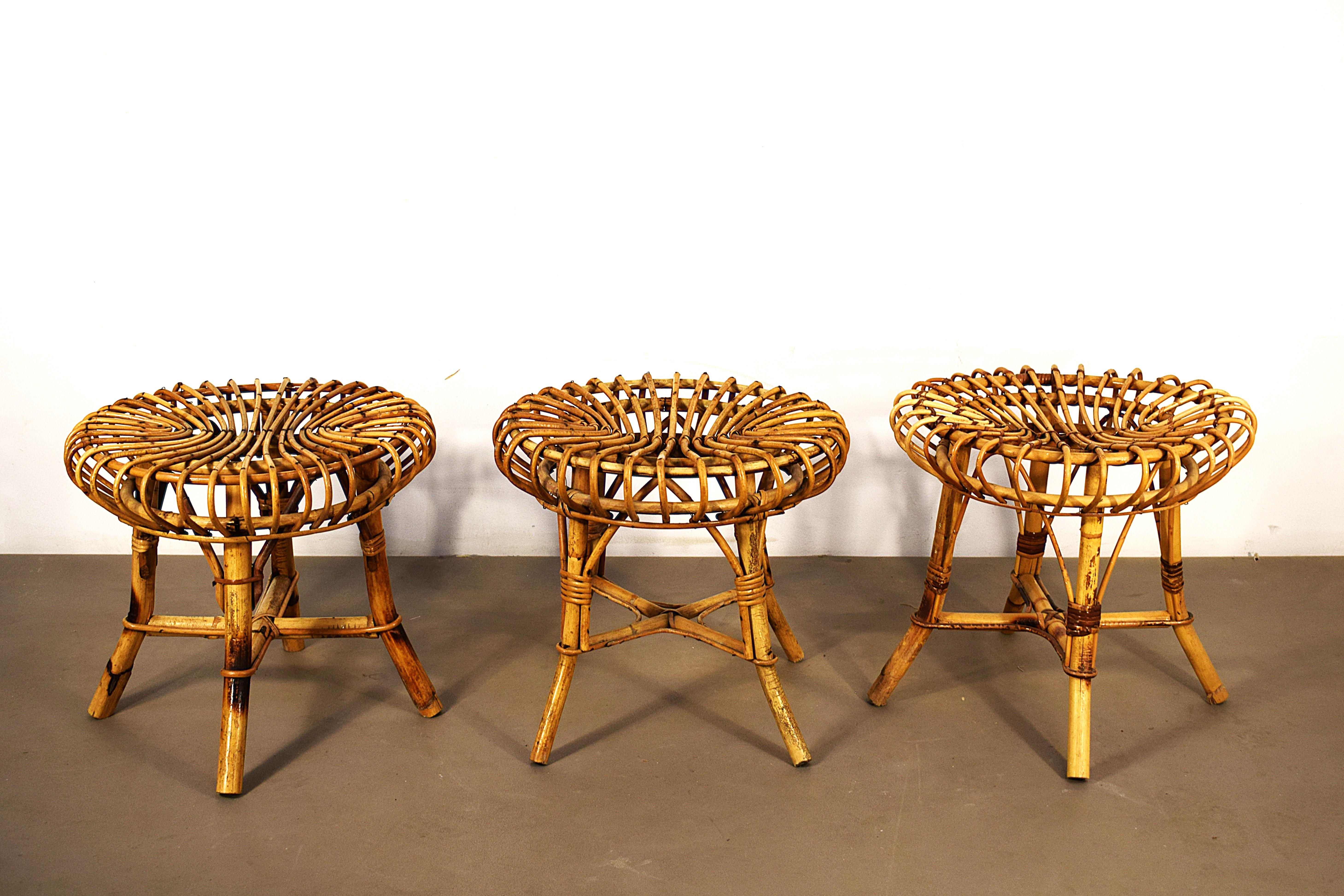 Tris di sgabelli in bambù realizzati in Italia negli anni ’70. Design leggero e arioso, perfetto per ambienti in stile vintage o rustico. Struttura intrecciata a mano con seduta rotonda e gambe incrociate per maggiore stabilità. Ogni sgabello misura