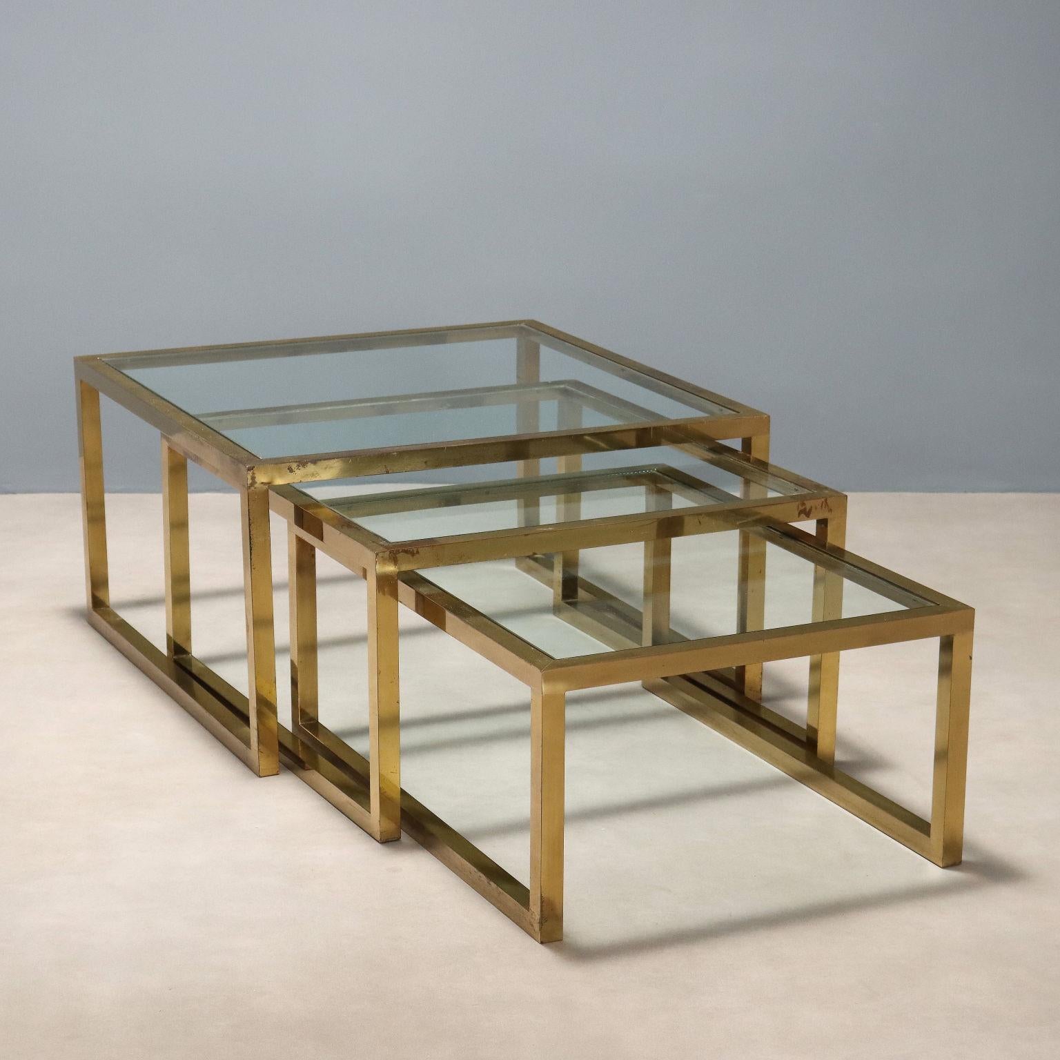 Trois tables gigognes avec structure en laiton et plateau carré de différentes tailles. En bon état général, avec quelques signes du temps visibles sur les photos.