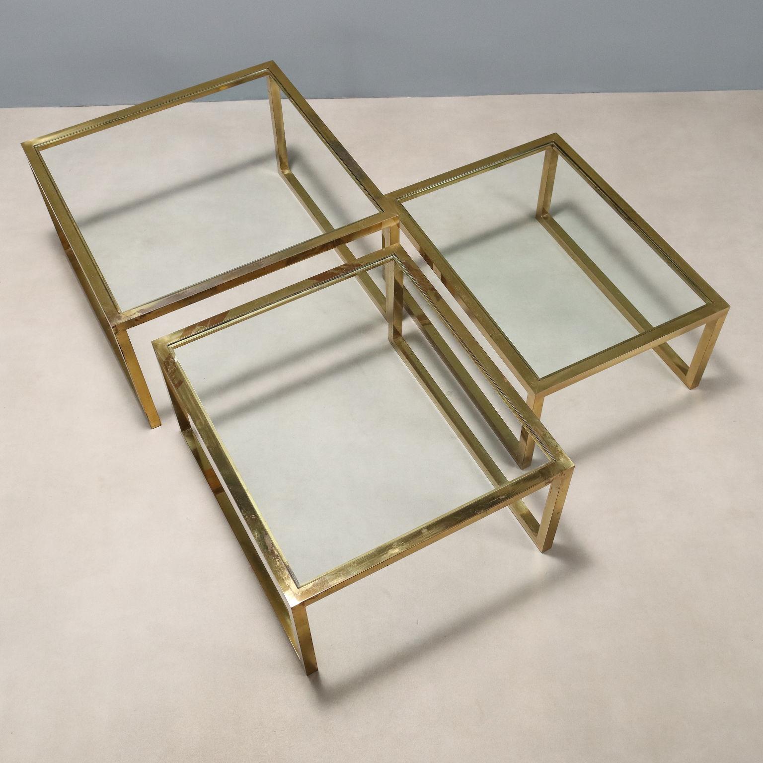 Italian Trois tables basses des années 60 et 70 en verre et laiton en vente