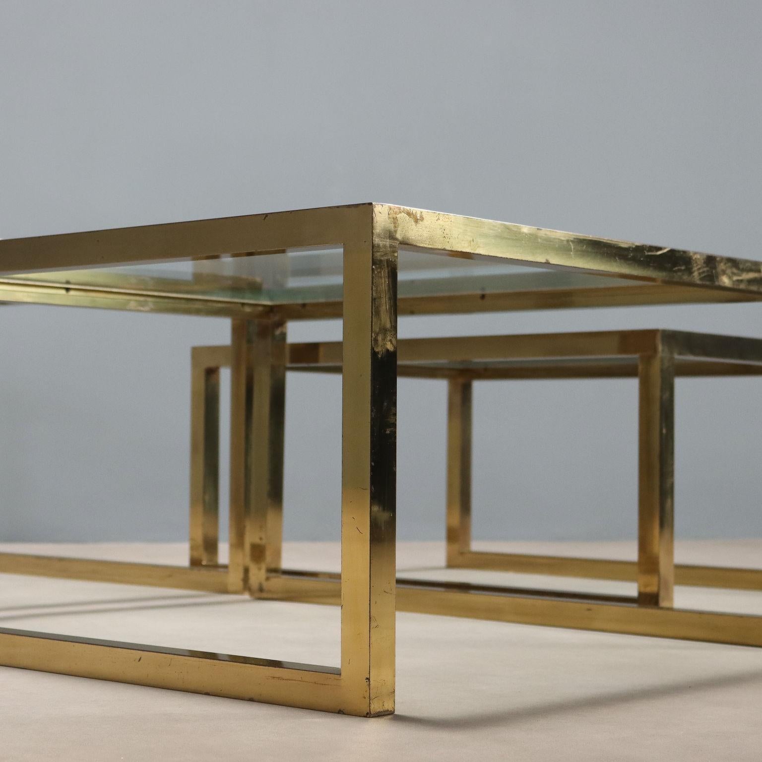 Laiton Trois tables basses des années 60 et 70 en verre et laiton en vente