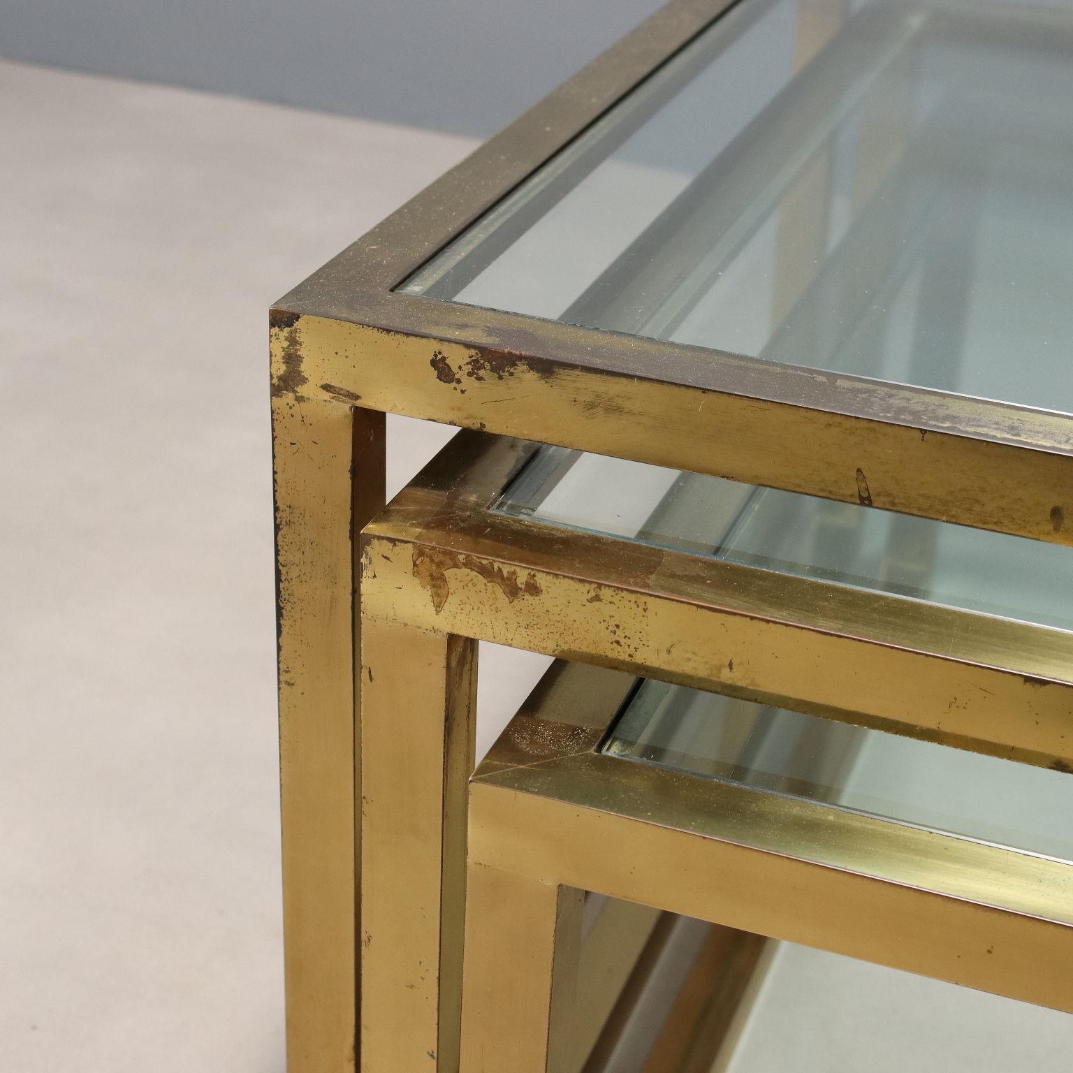 Trois tables basses des années 60 et 70 en verre et laiton en vente 1