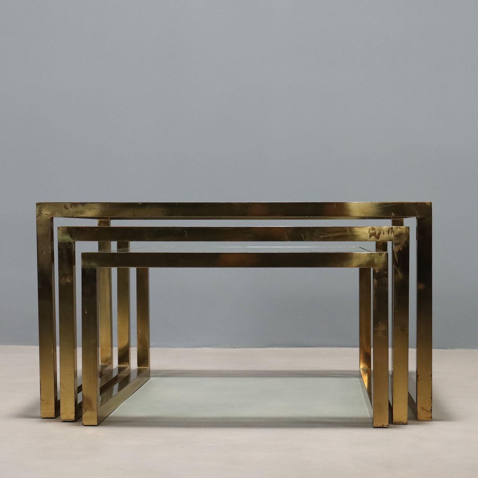 Trois tables basses des années 60 et 70 en verre et laiton en vente 2