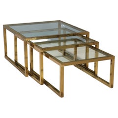 Trois tables basses des années 60 et 70 en verre et laiton