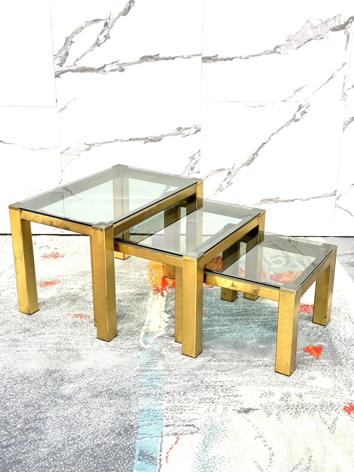 Meraviglioso tris composto da tavolini da salotto interamente in metallo color oro e piano in cristallo fumé.

L’articolo in buone condizioni conservative, non vi è alcun difetto estetico o strutturale da segnalare, solo lievi ed ovvi segni del