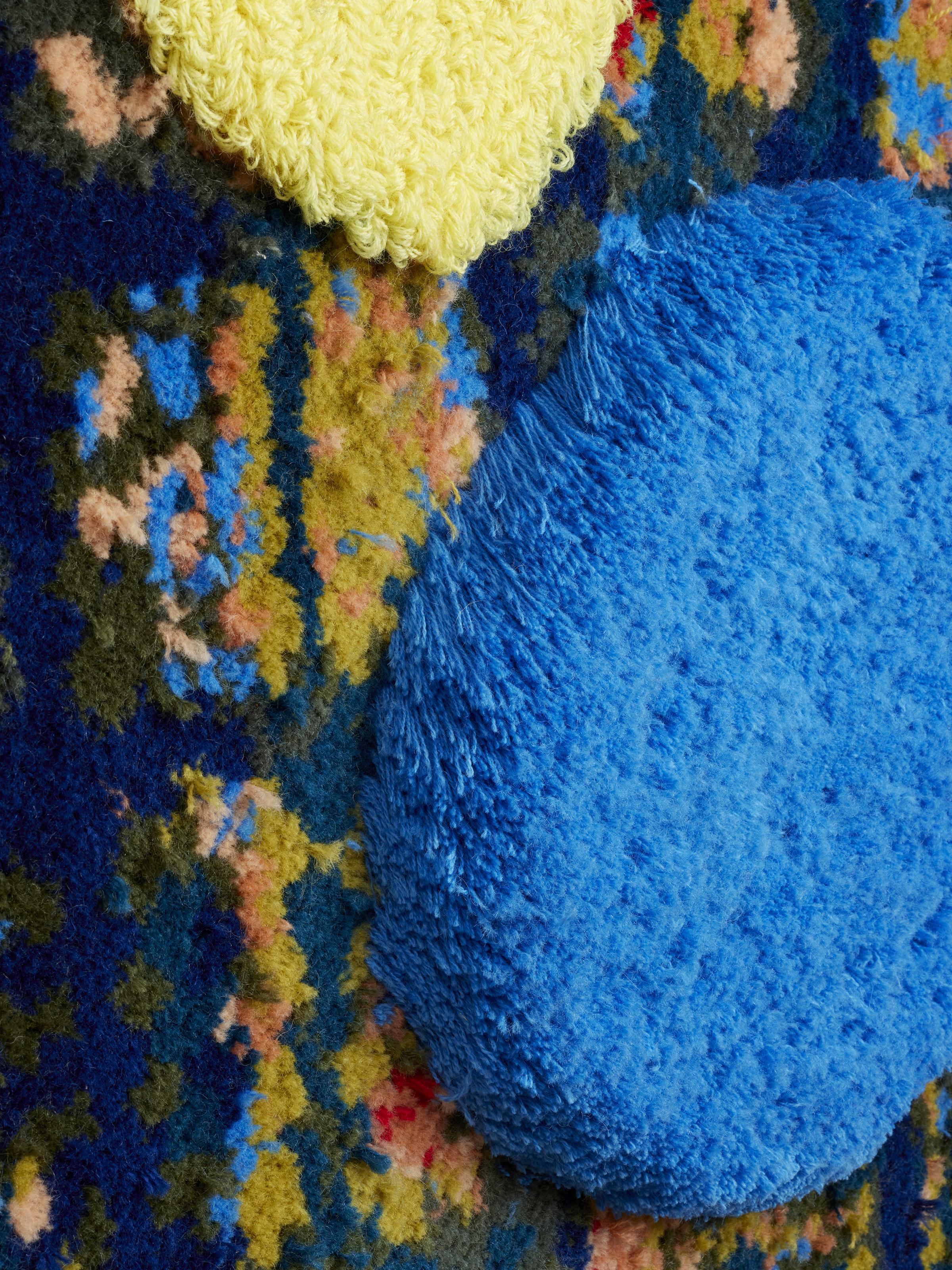 Cette œuvre touffetée abstraite présente des teintes de jaune, de bleu, de rouge et de vert.

Trish Andersen s'inspire des œuvres de Shelia Hicks, Cy Twombly, Judith Scott et Nick Cave.

Looking Out, Looking In