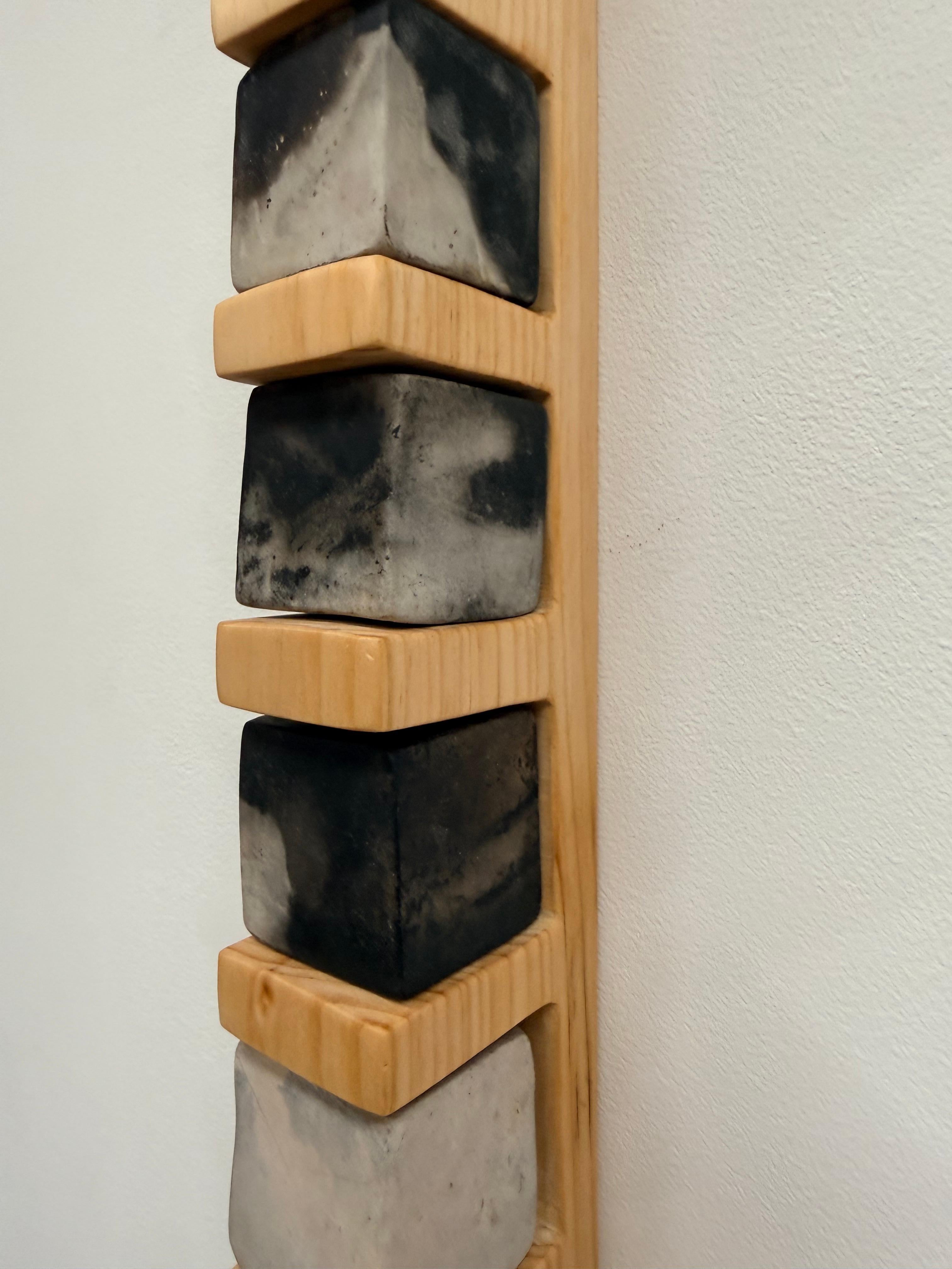 Smokestack Eight - Scultura da parete in porcellana con cubi in legno di pino, 2025 in vendita 7