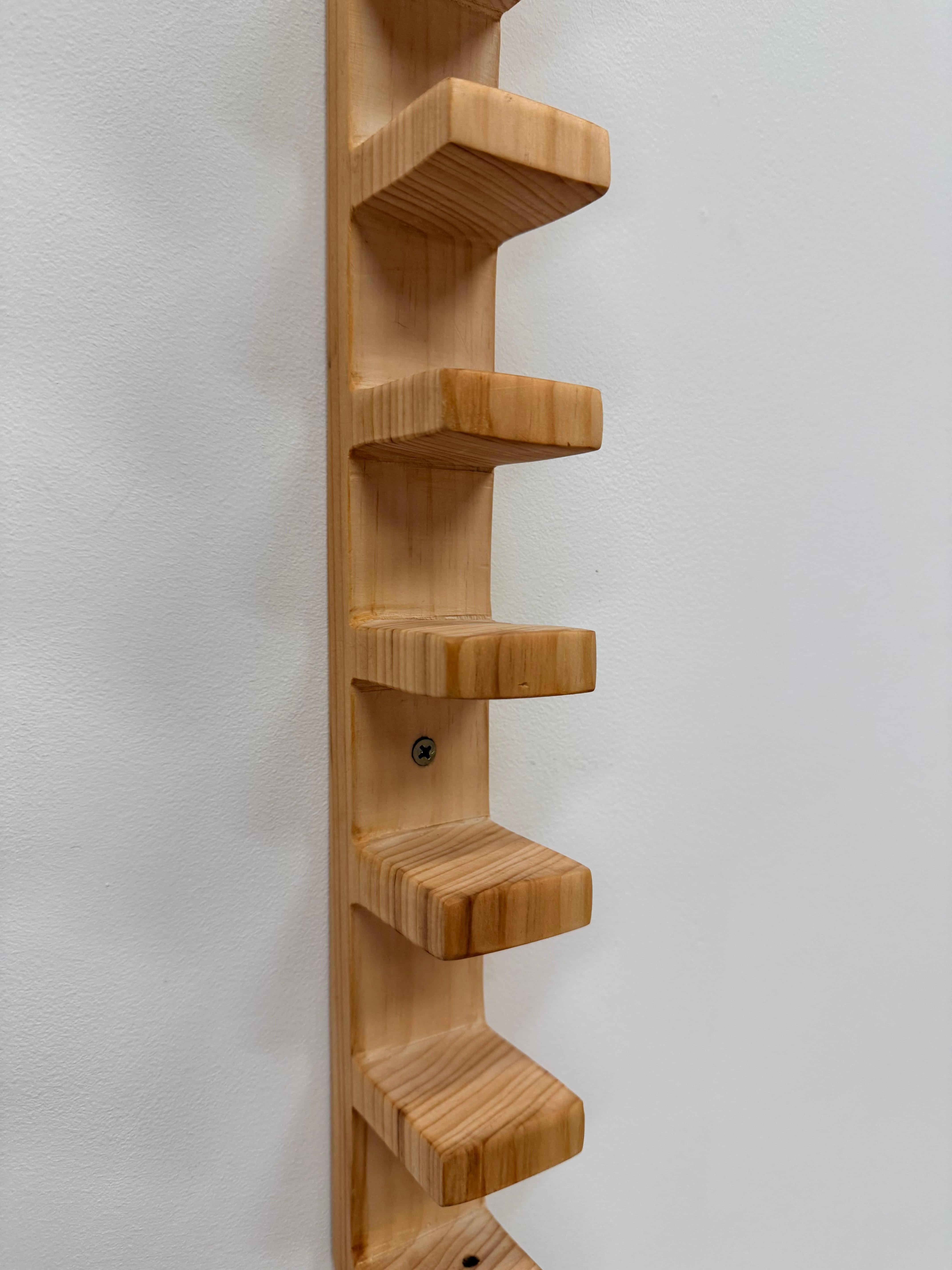 Smokestack Eight - Scultura da parete in porcellana con cubi in legno di pino, 2025 in vendita 9