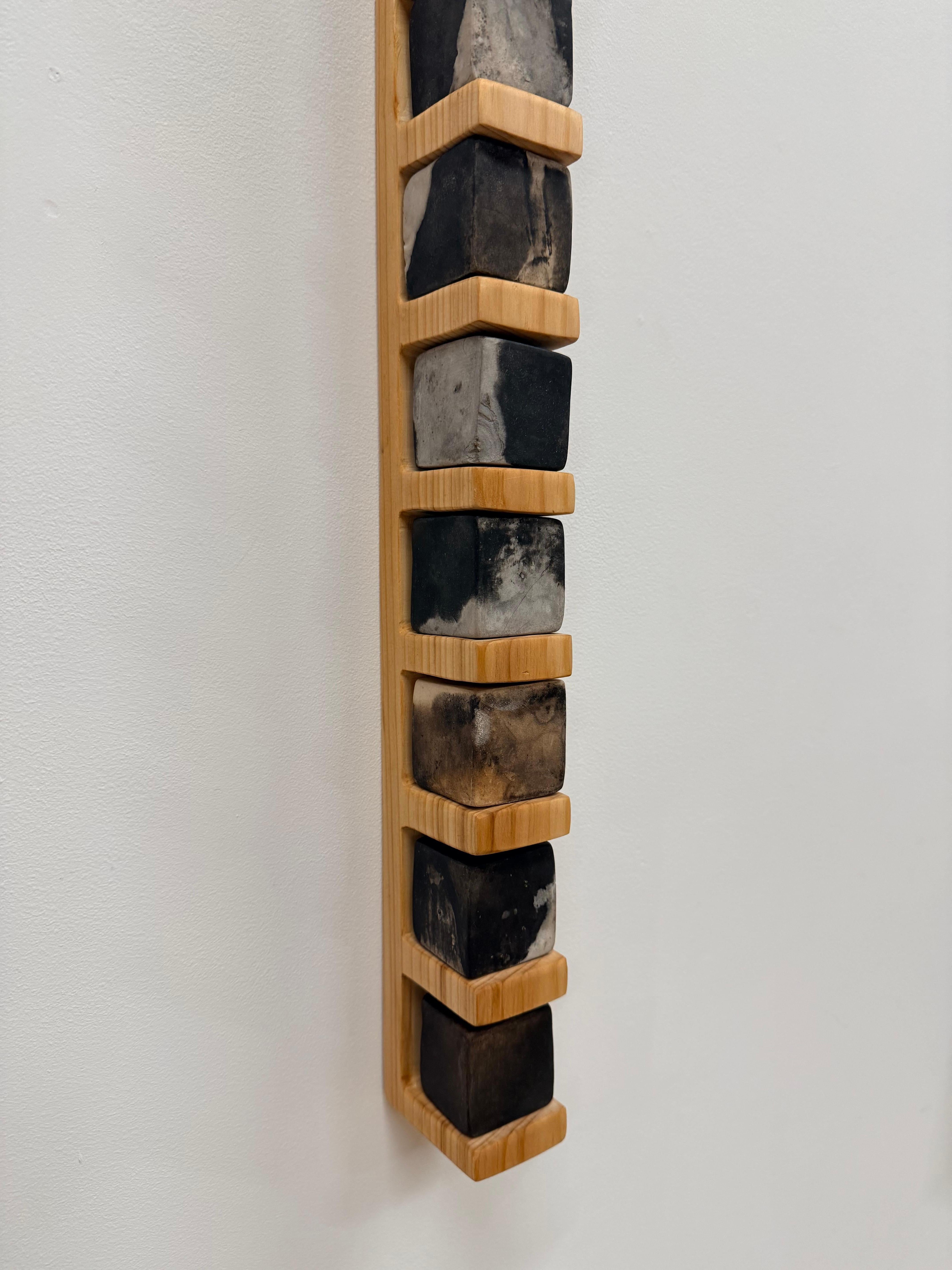 Smokestack Eight - Scultura da parete in porcellana con cubi in legno di pino, 2025 in vendita 1