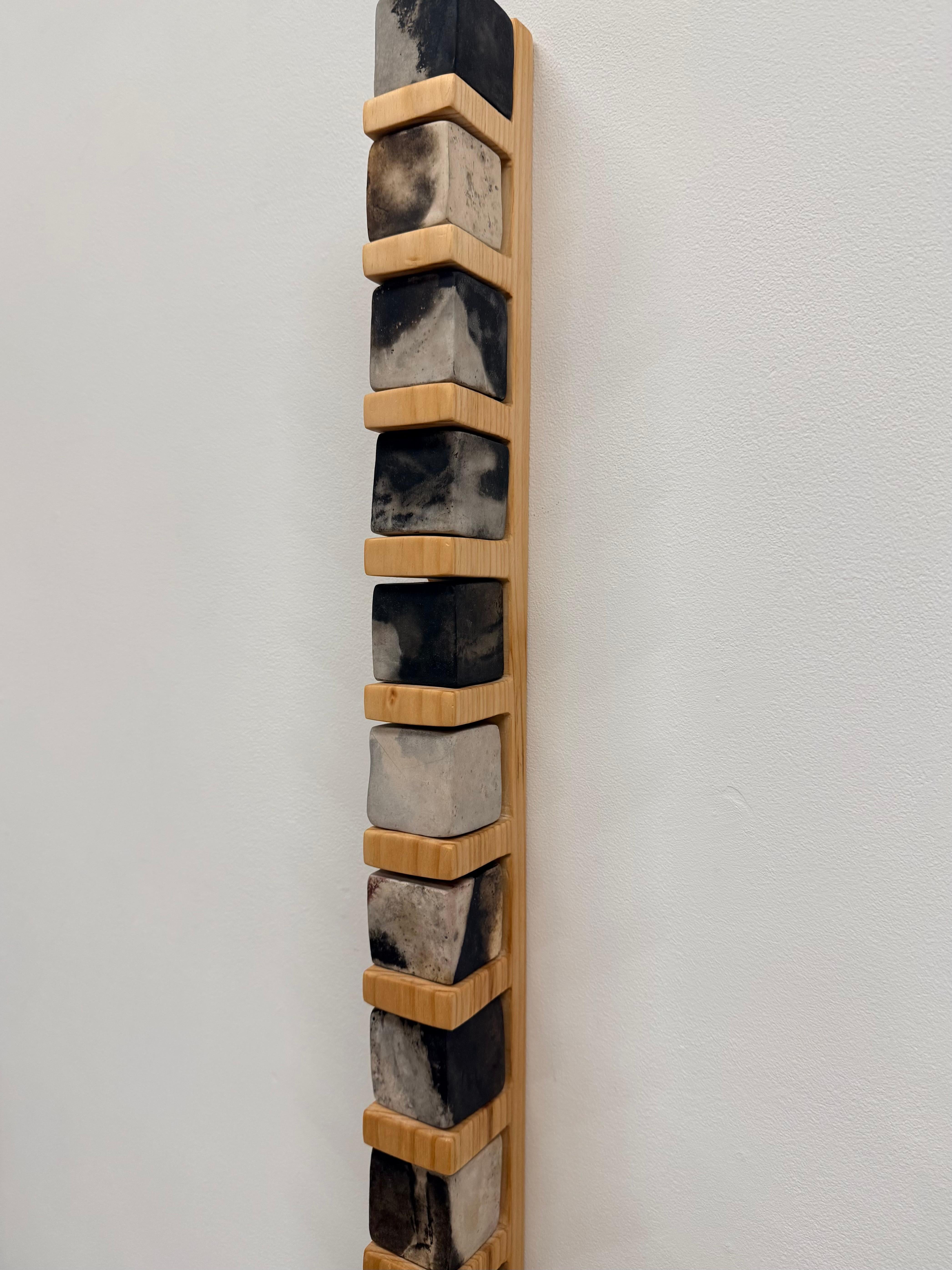 Smokestack Eight - Scultura da parete in porcellana con cubi in legno di pino, 2025 in vendita 2