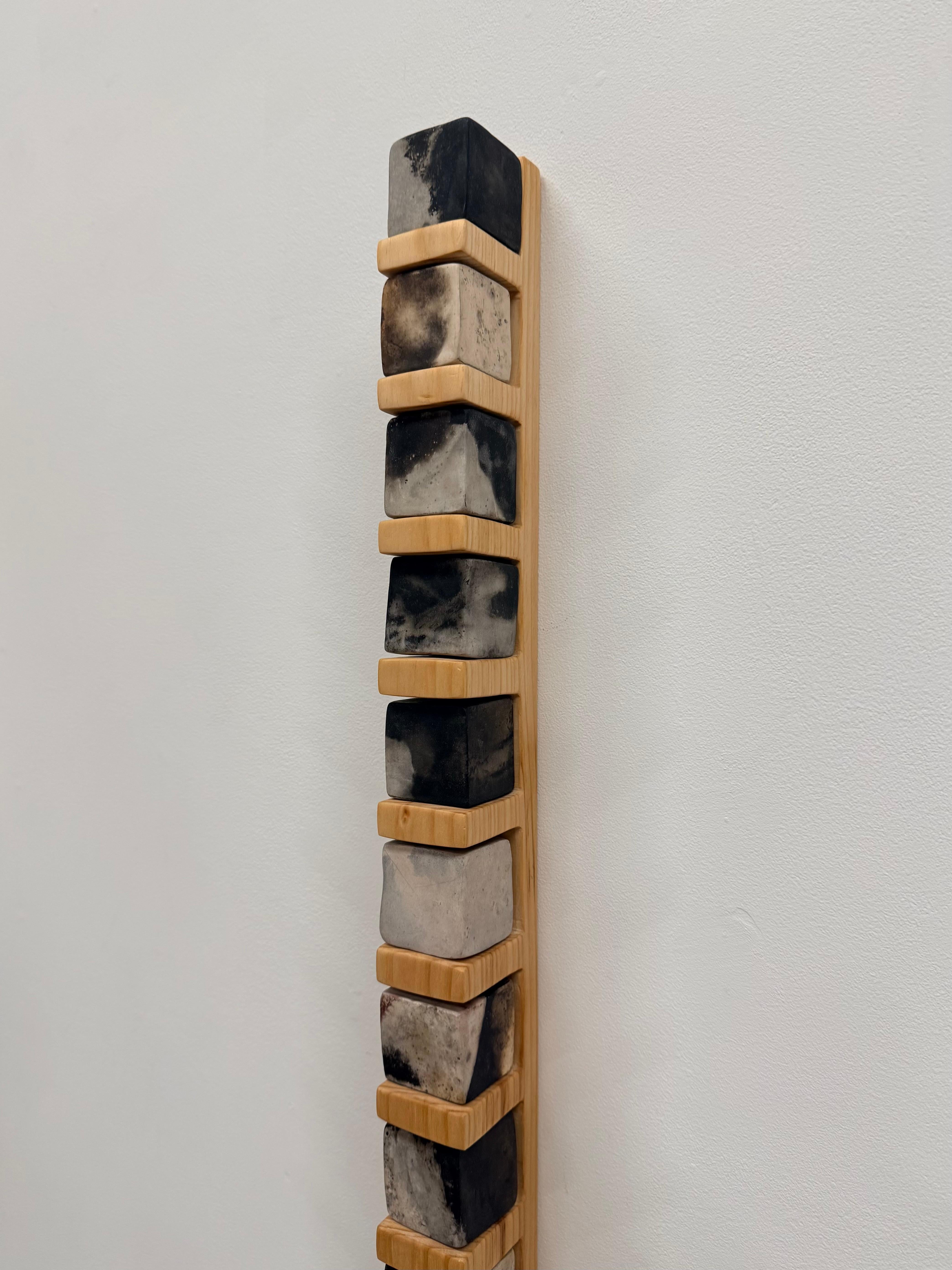 Smokestack Eight - Scultura da parete in porcellana con cubi in legno di pino, 2025 in vendita 3