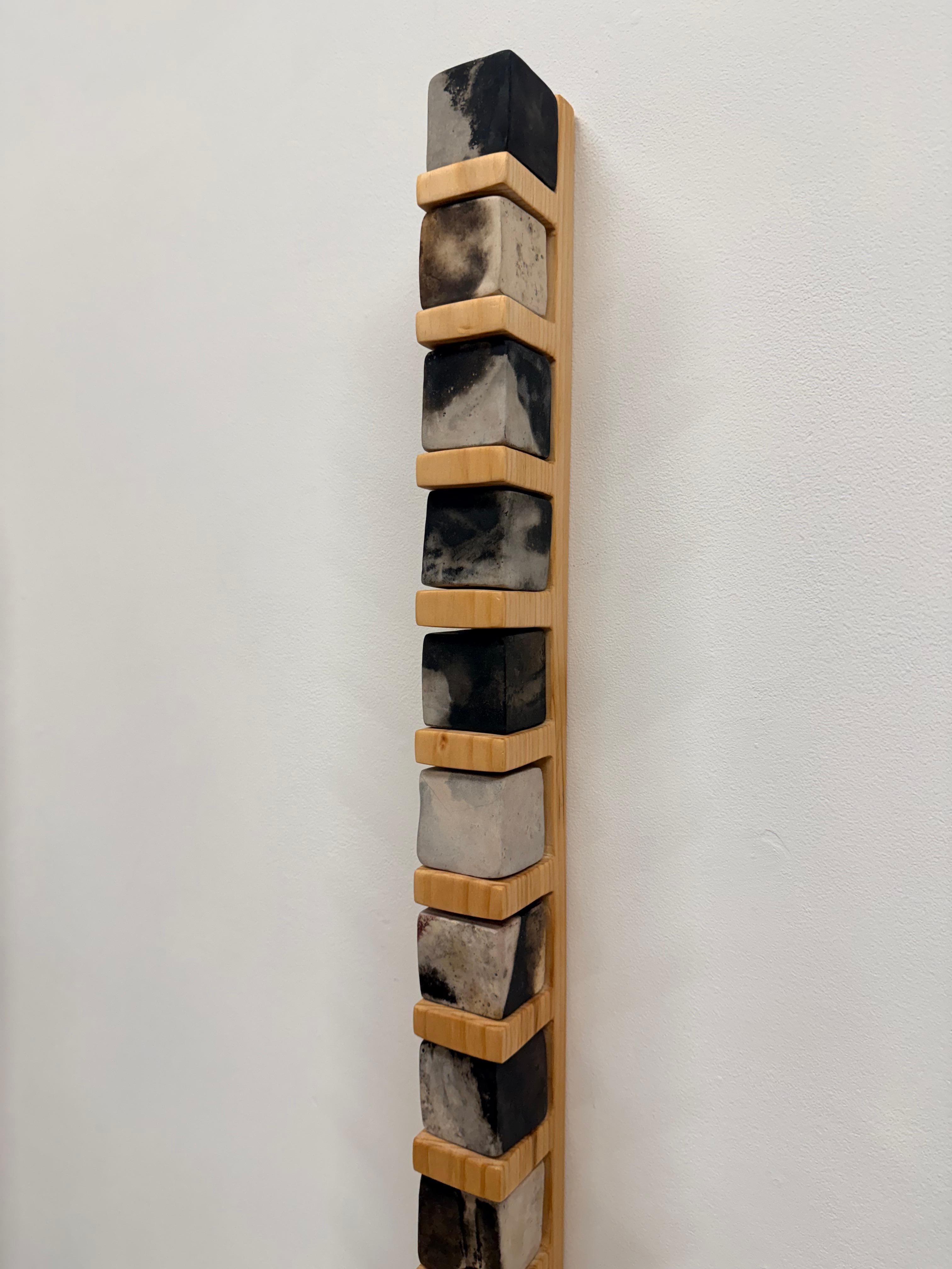 Smokestack Eight - Scultura da parete in porcellana con cubi in legno di pino, 2025 in vendita 4