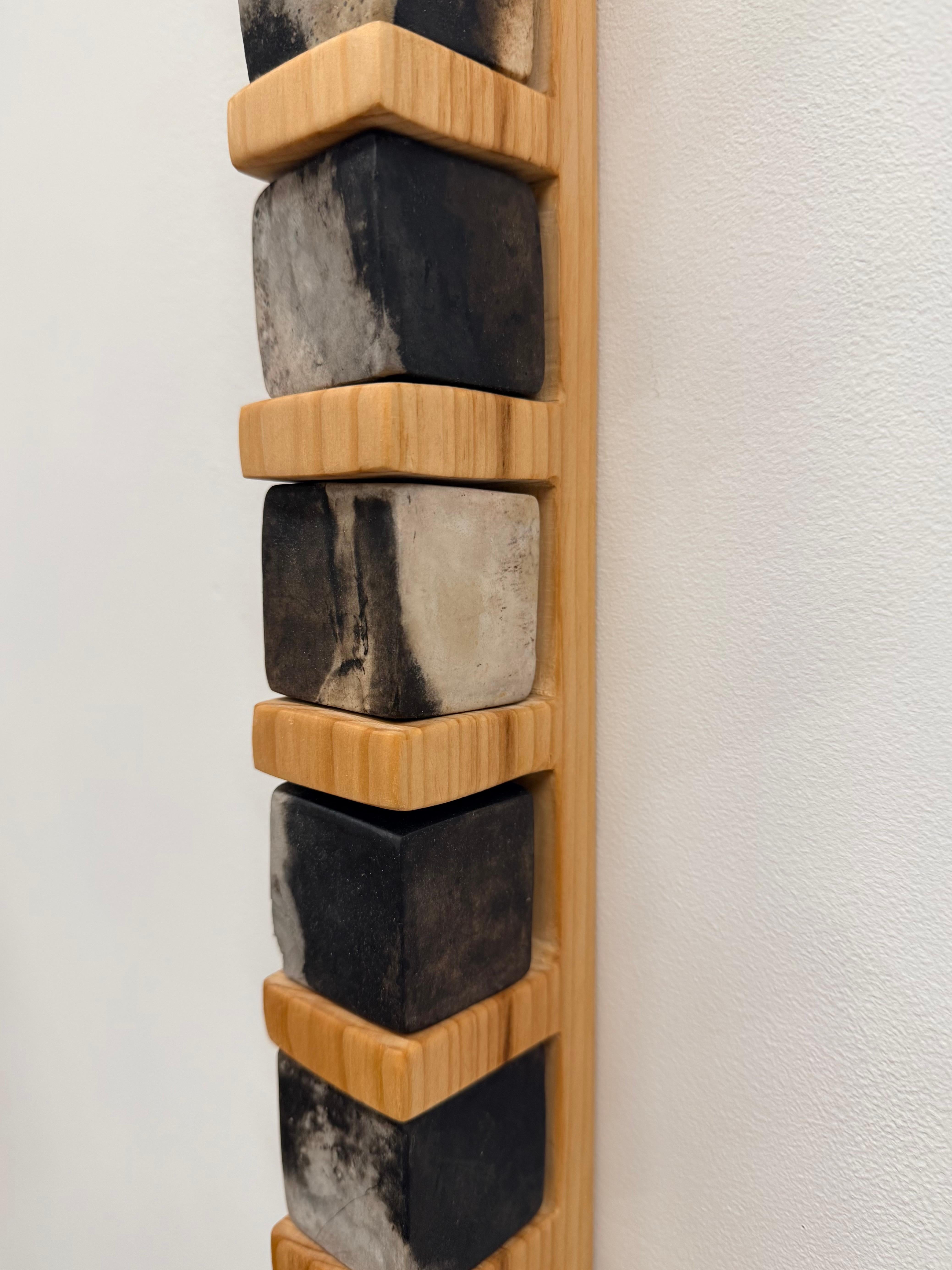 Smokestack Eight - Scultura da parete in porcellana con cubi in legno di pino, 2025 in vendita 5