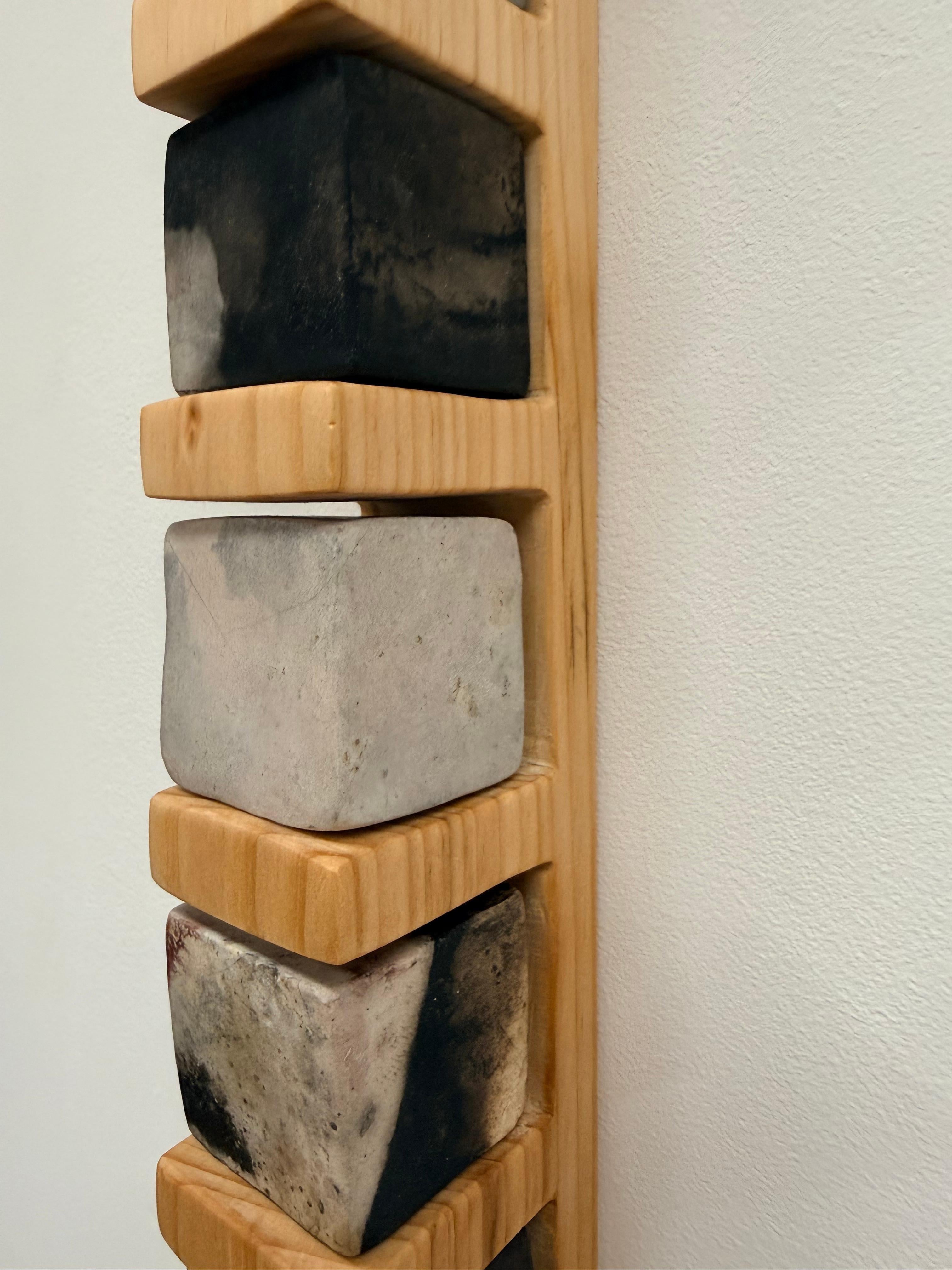 Smokestack Eight - Scultura da parete in porcellana con cubi in legno di pino, 2025 in vendita 6