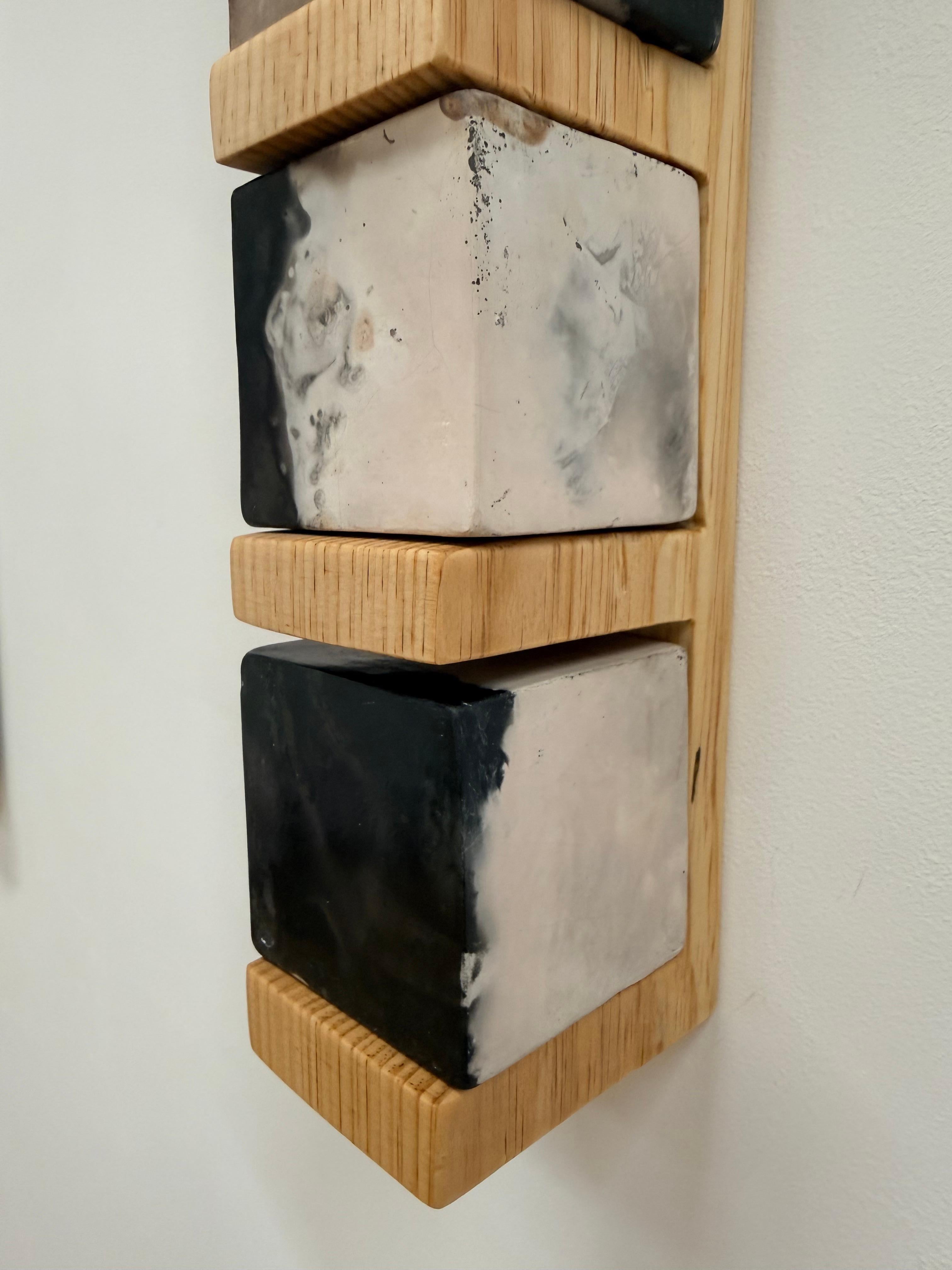 Smokestack Nine - Sculpture murale avec étagère en pin et cubes en porcelaine, 2025 en vente 9