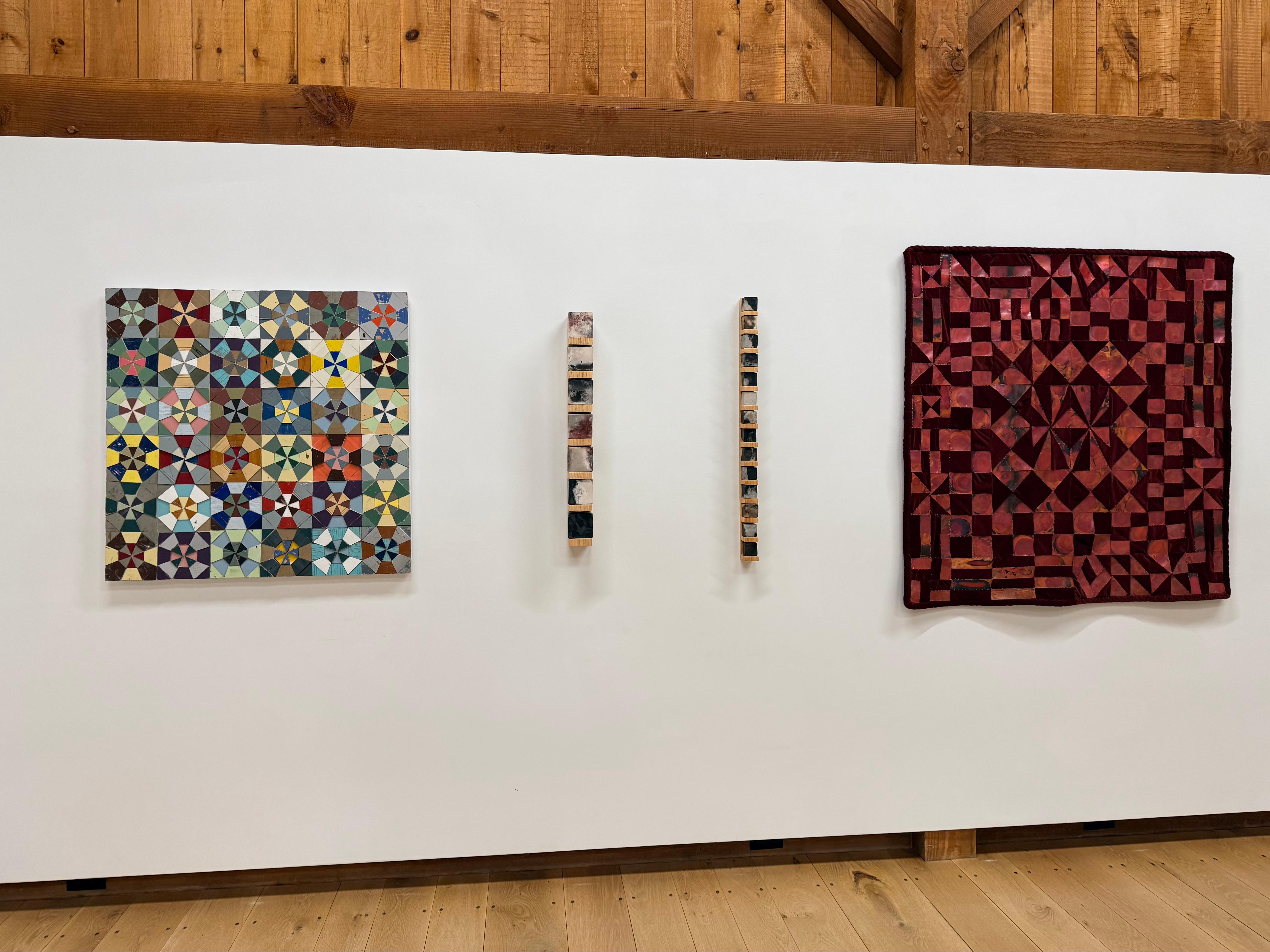 Smokestack Nine - Sculpture murale avec étagère en pin et cubes en porcelaine, 2025 en vente 2