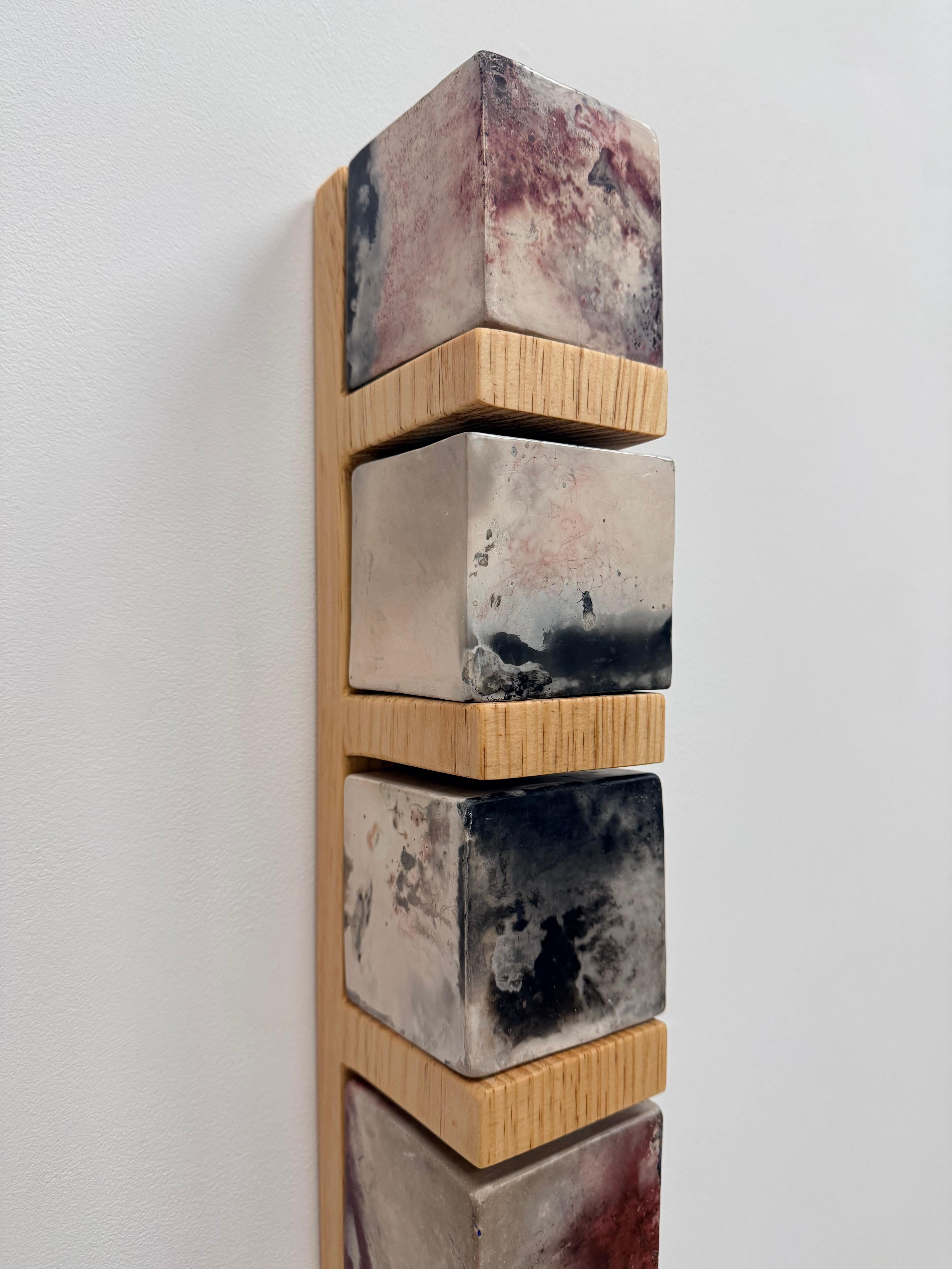 Smokestack Nine - Sculpture murale avec étagère en pin et cubes en porcelaine, 2025 en vente 3