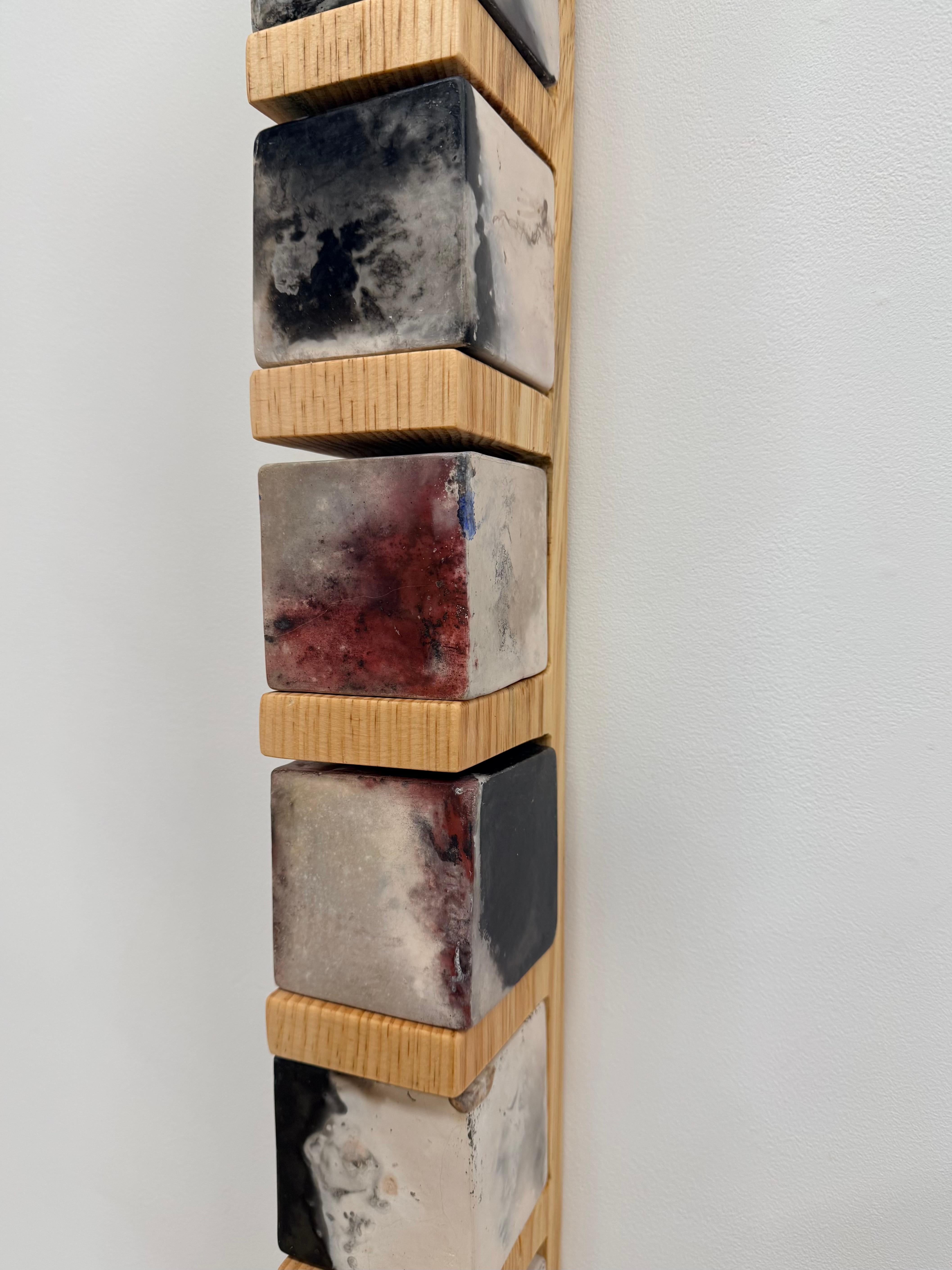 Smokestack Nine - Sculpture murale avec étagère en pin et cubes en porcelaine, 2025 en vente 4