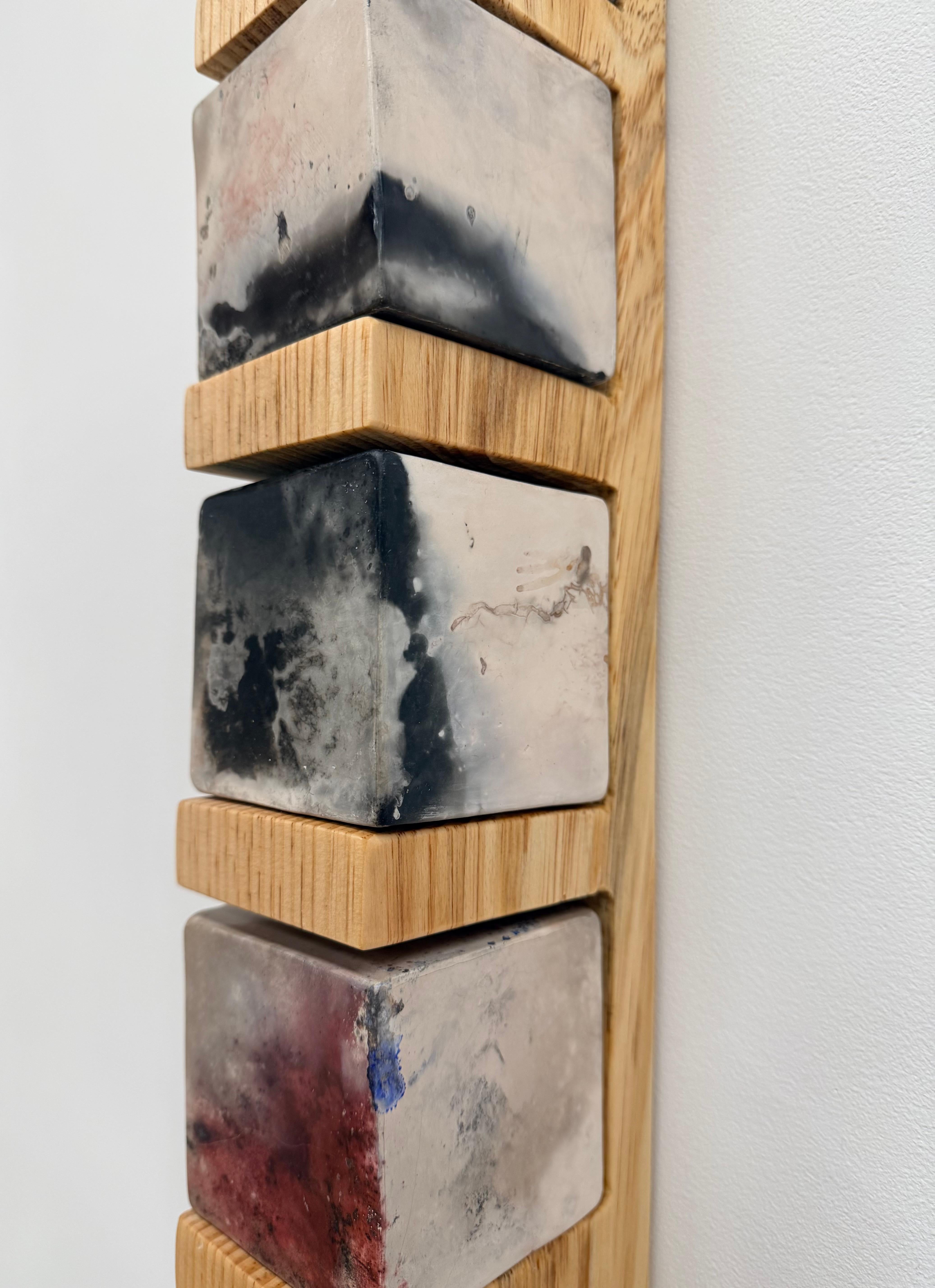 Smokestack Nine - Sculpture murale avec étagère en pin et cubes en porcelaine, 2025 en vente 5