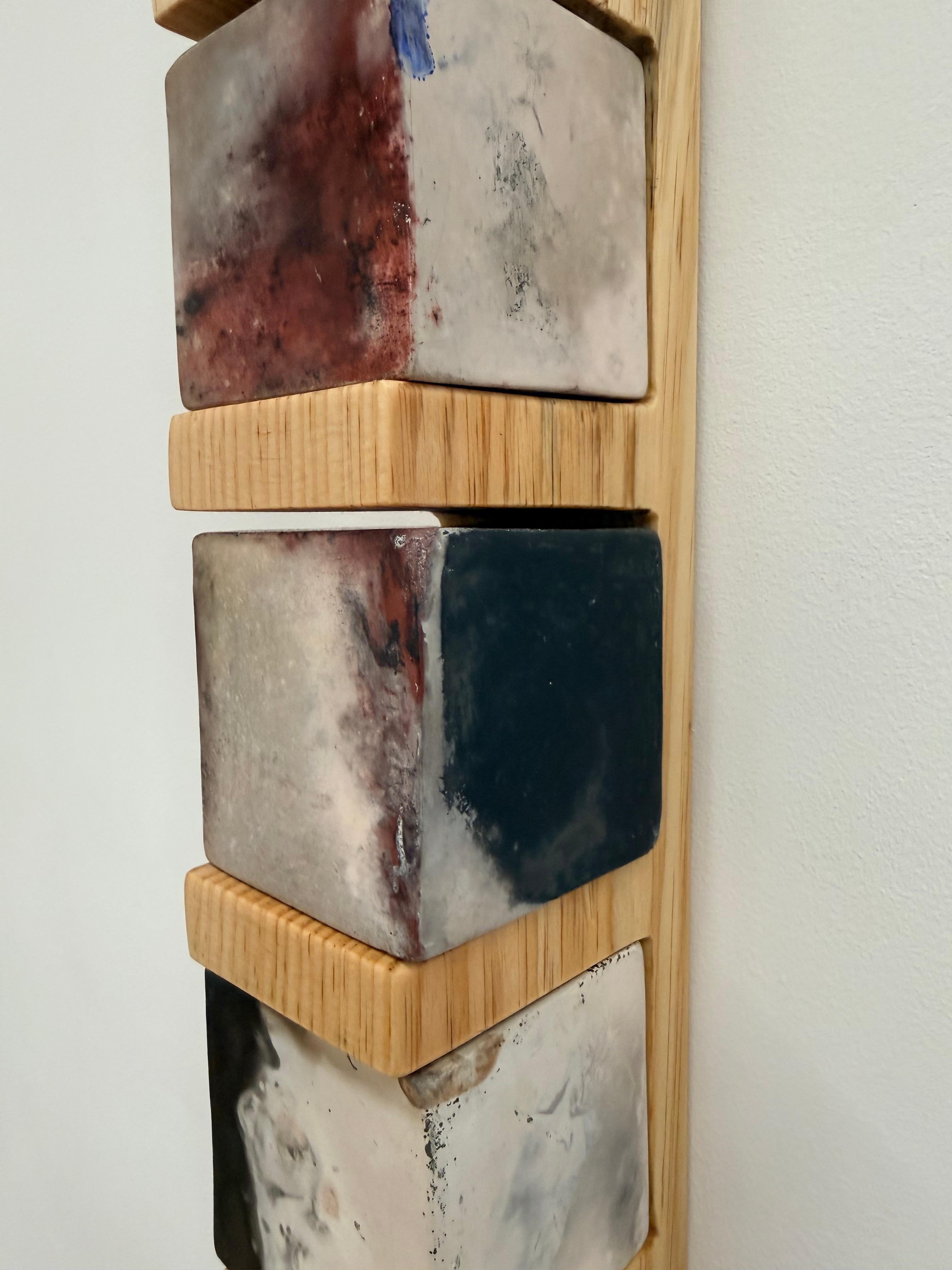 Smokestack Nine - Sculpture murale avec étagère en pin et cubes en porcelaine, 2025 en vente 6