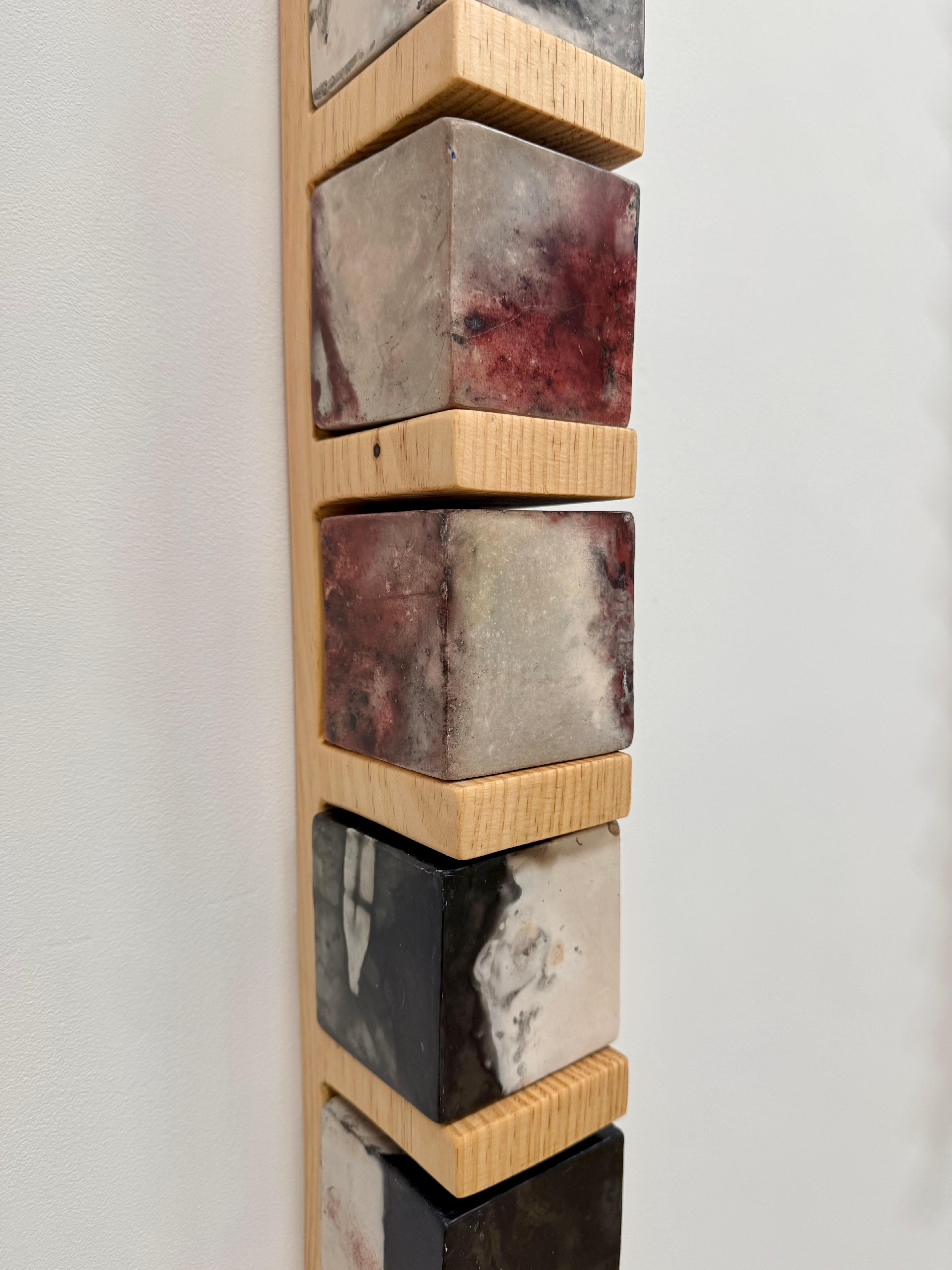 Smokestack Nine - Sculpture murale avec étagère en pin et cubes en porcelaine, 2025 en vente 7
