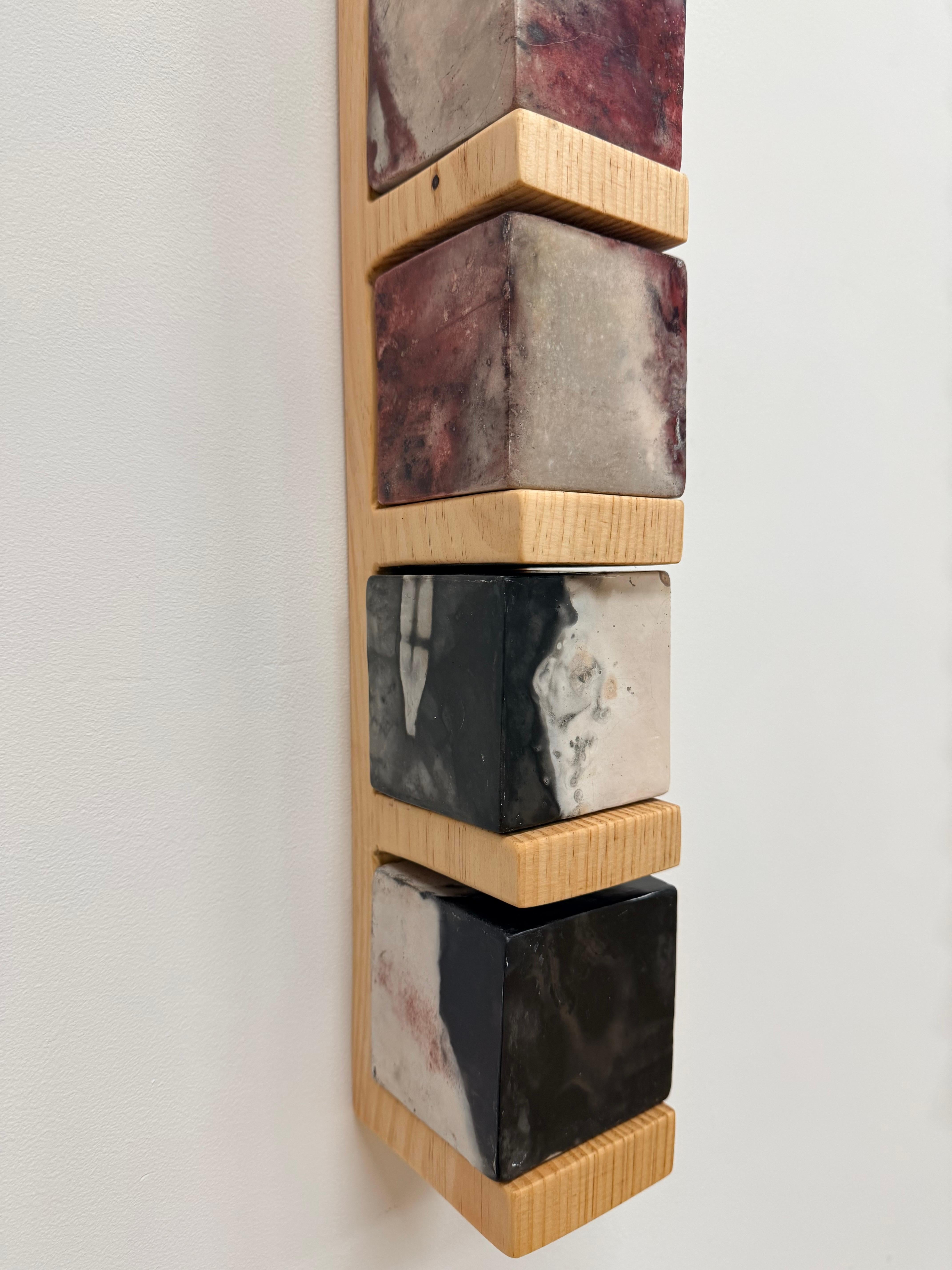 Smokestack Nine - Sculpture murale avec étagère en pin et cubes en porcelaine, 2025 en vente 8