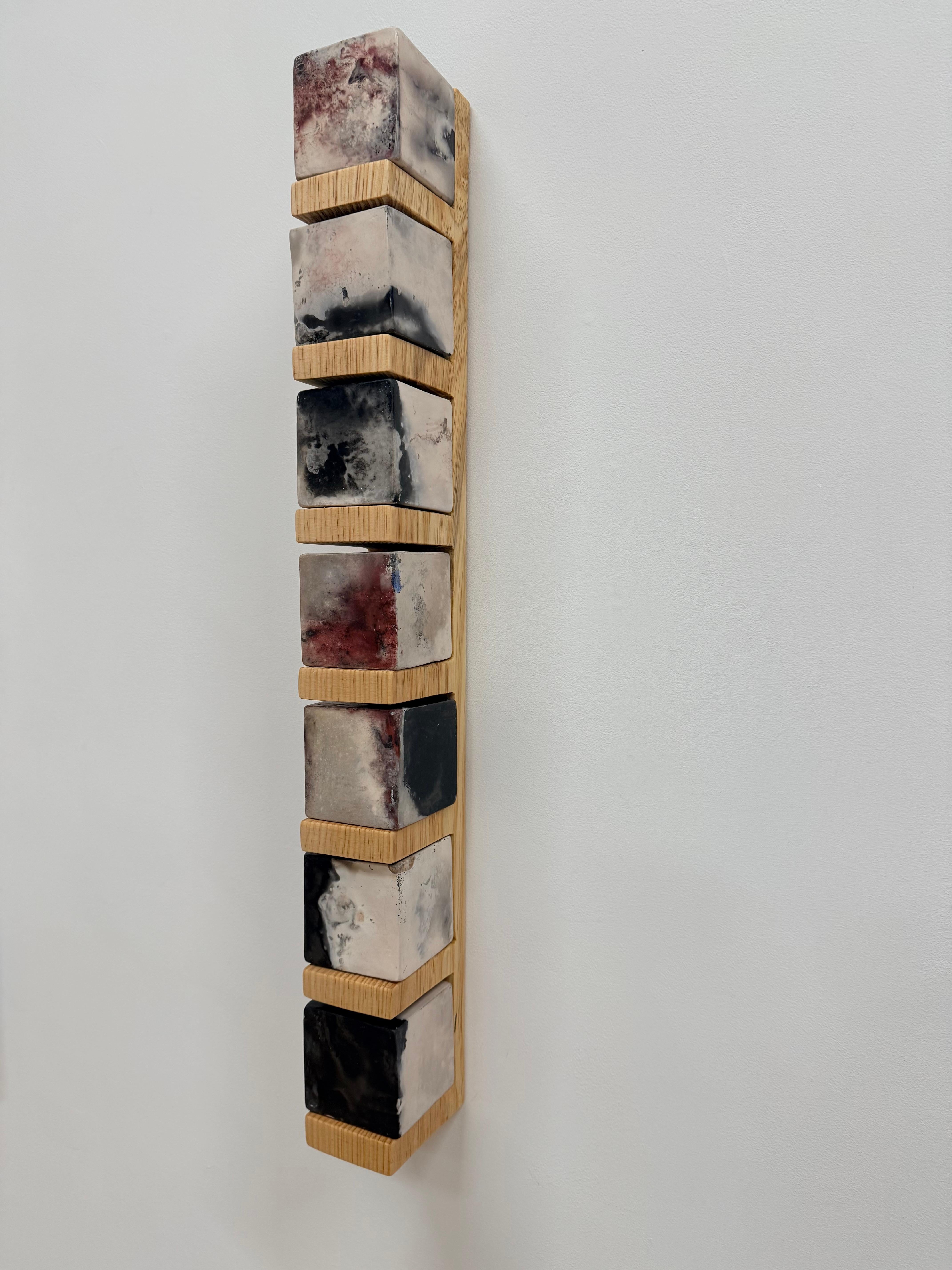Smokestack Nine - Sculpture murale avec étagère en pin et cubes en porcelaine, 2025