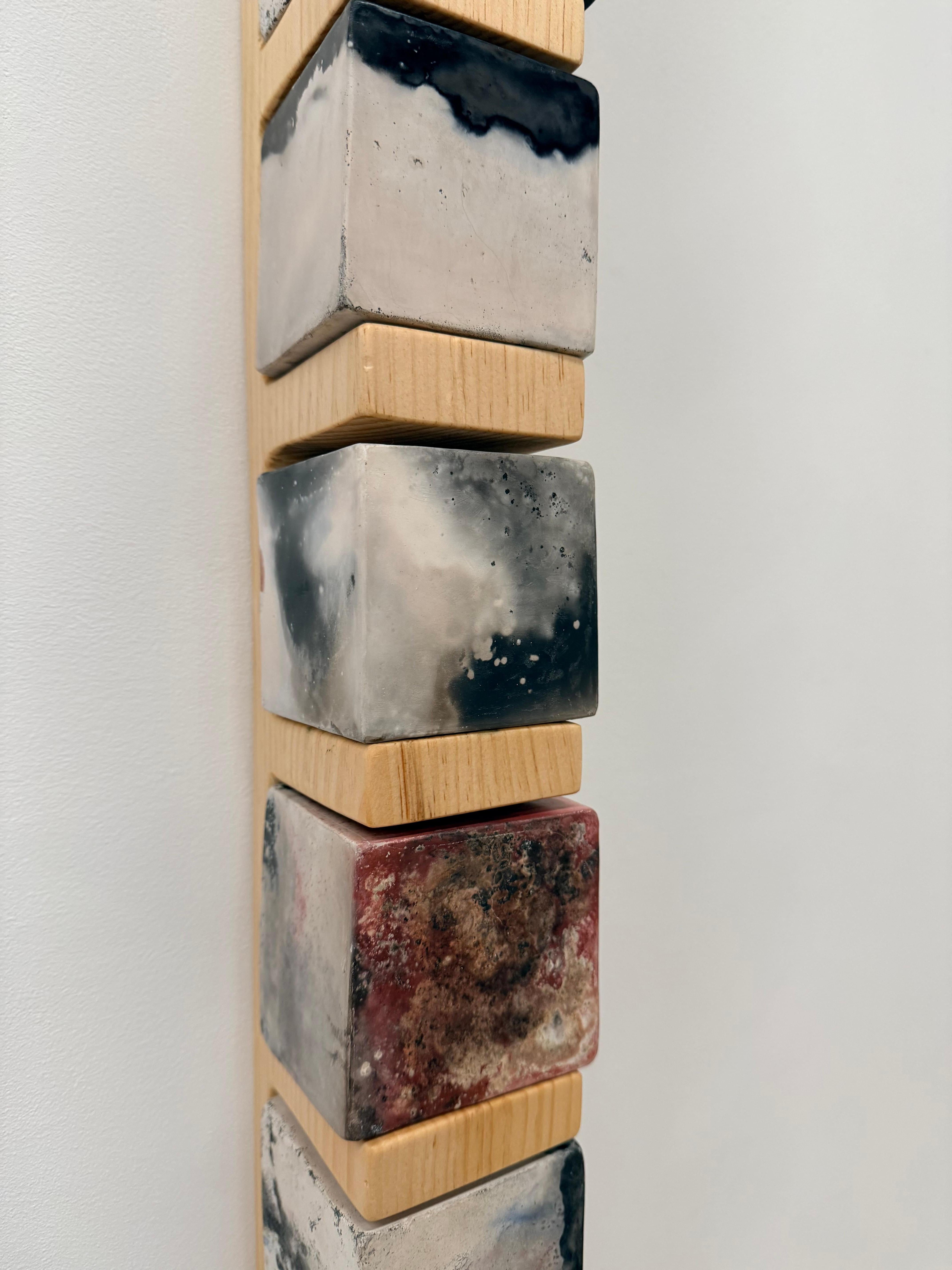 Smokestack Ten - Scultura da parete in porcellana con cubi in legno di pino, 2025 in vendita 7