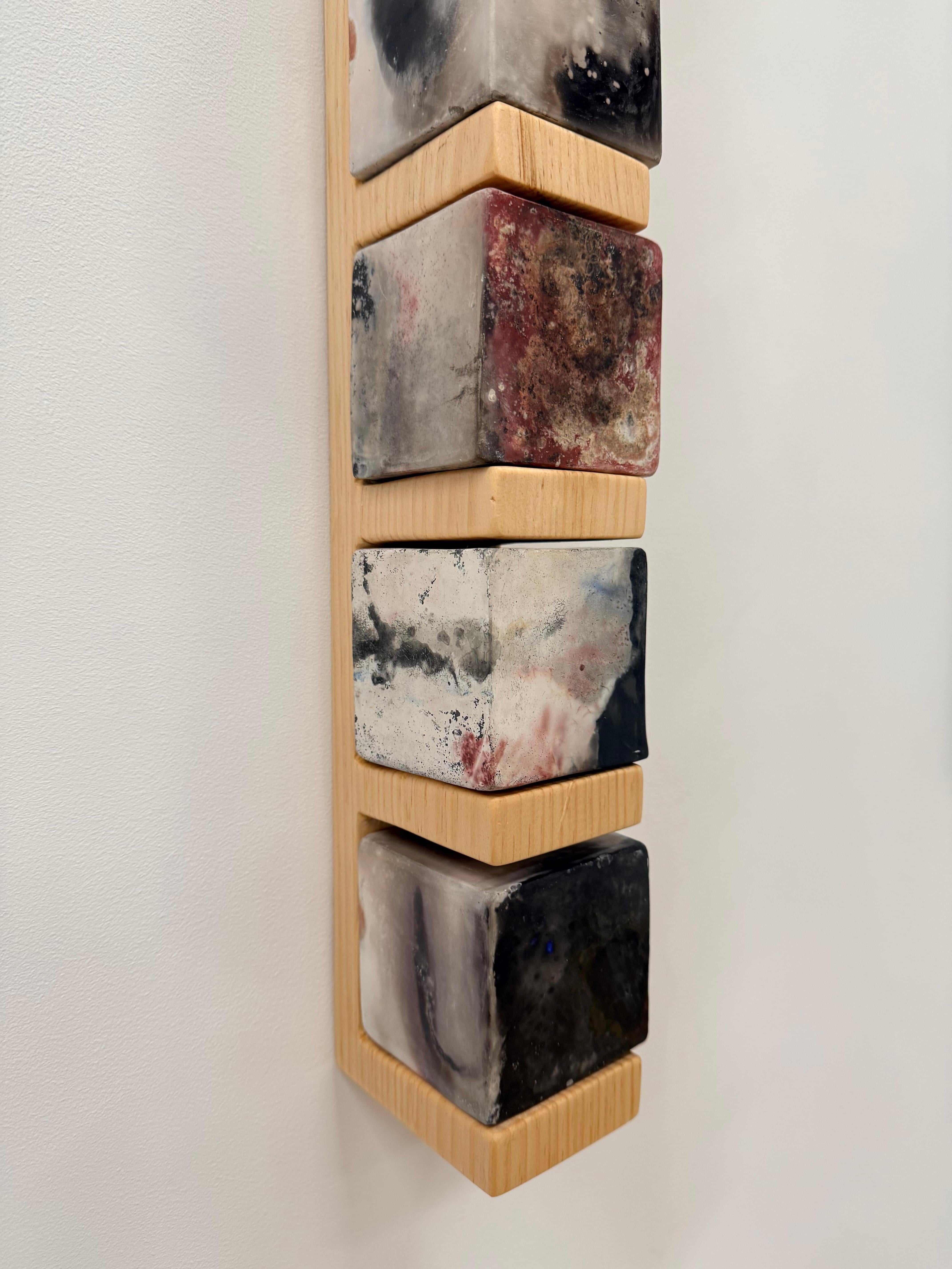 Smokestack Ten - Scultura da parete in porcellana con cubi in legno di pino, 2025 in vendita 8