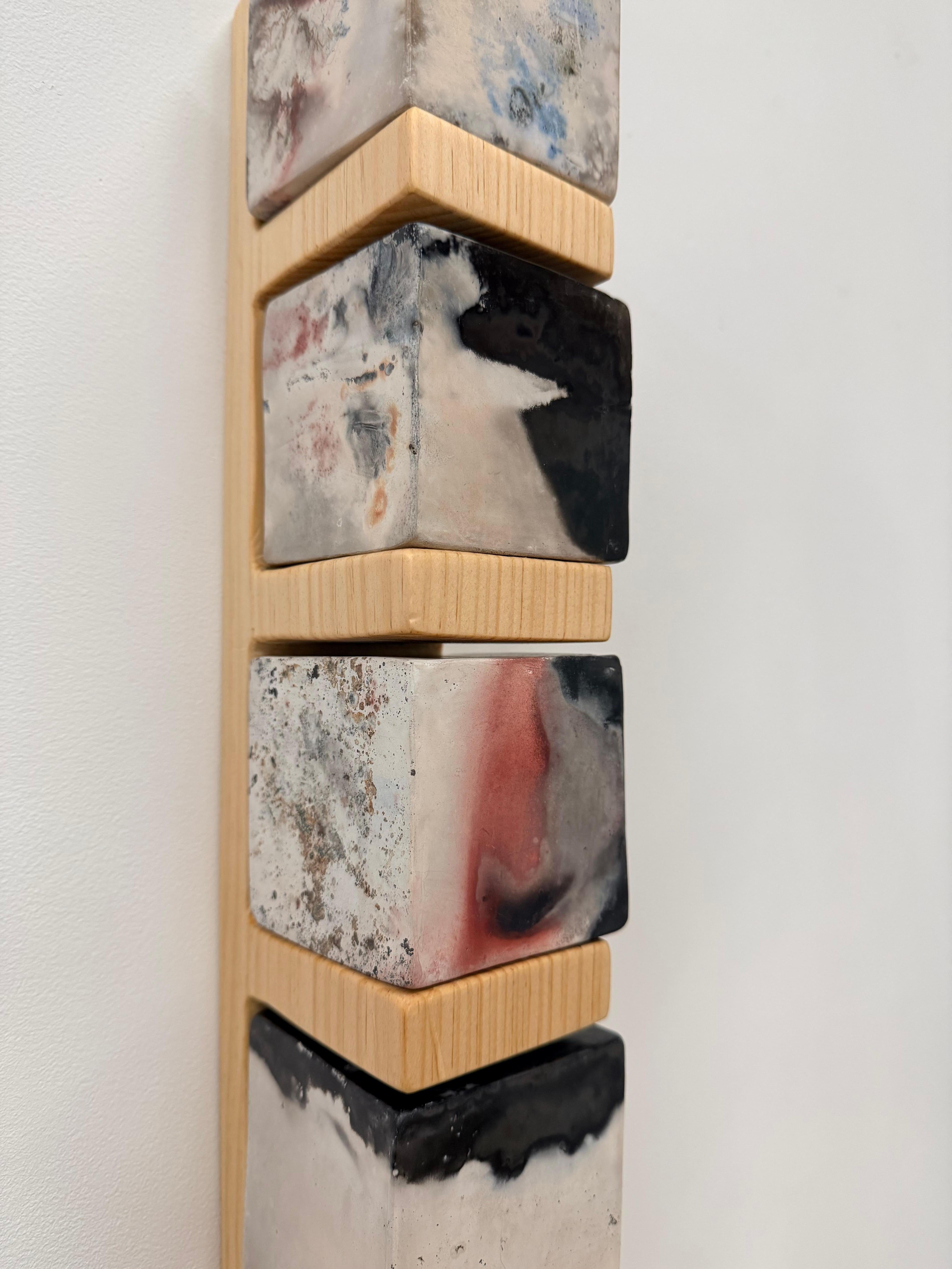 Smokestack Ten - Scultura da parete in porcellana con cubi in legno di pino, 2025 in vendita 9