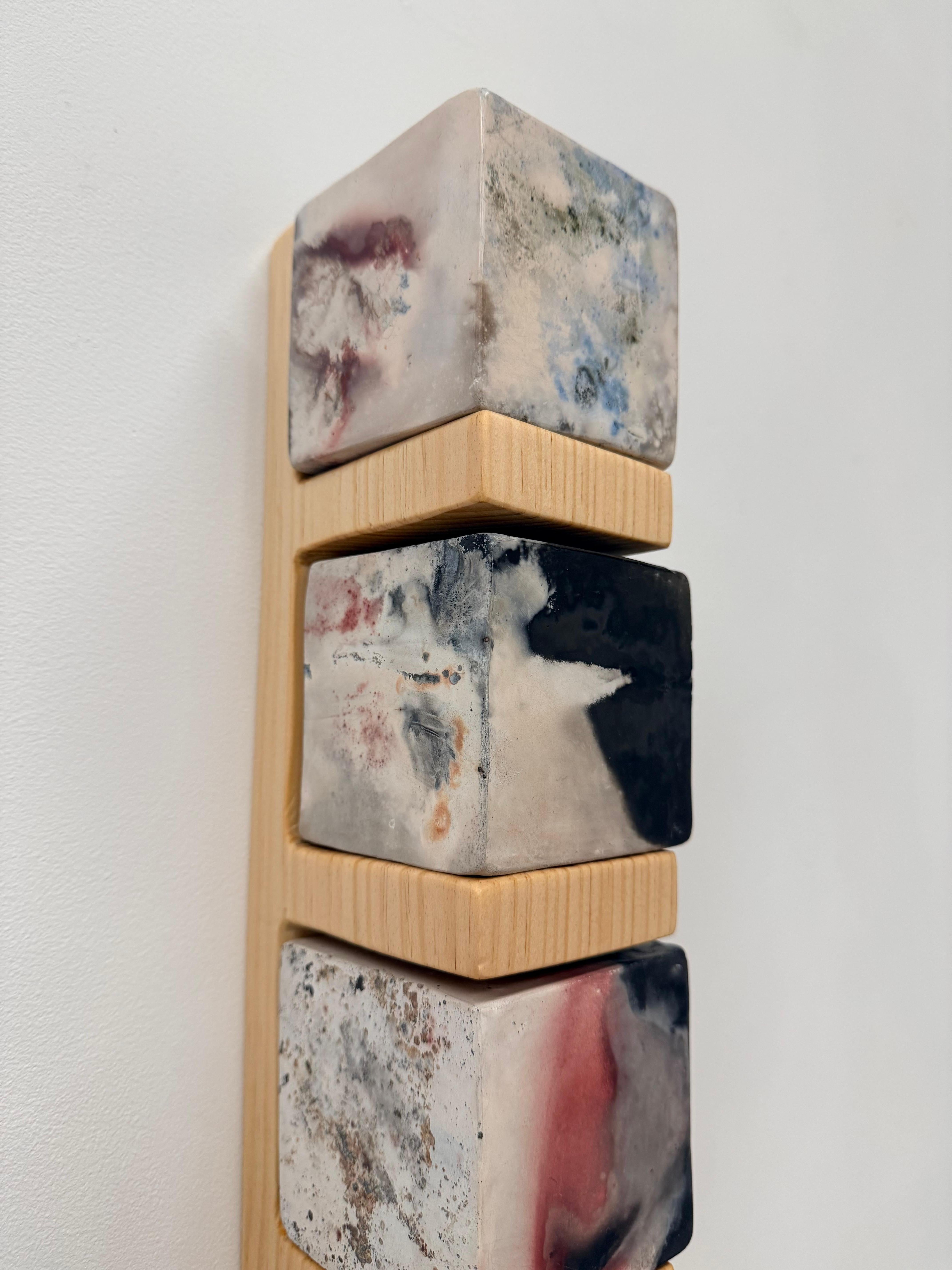 Smokestack Ten - Scultura da parete in porcellana con cubi in legno di pino, 2025 in vendita 10