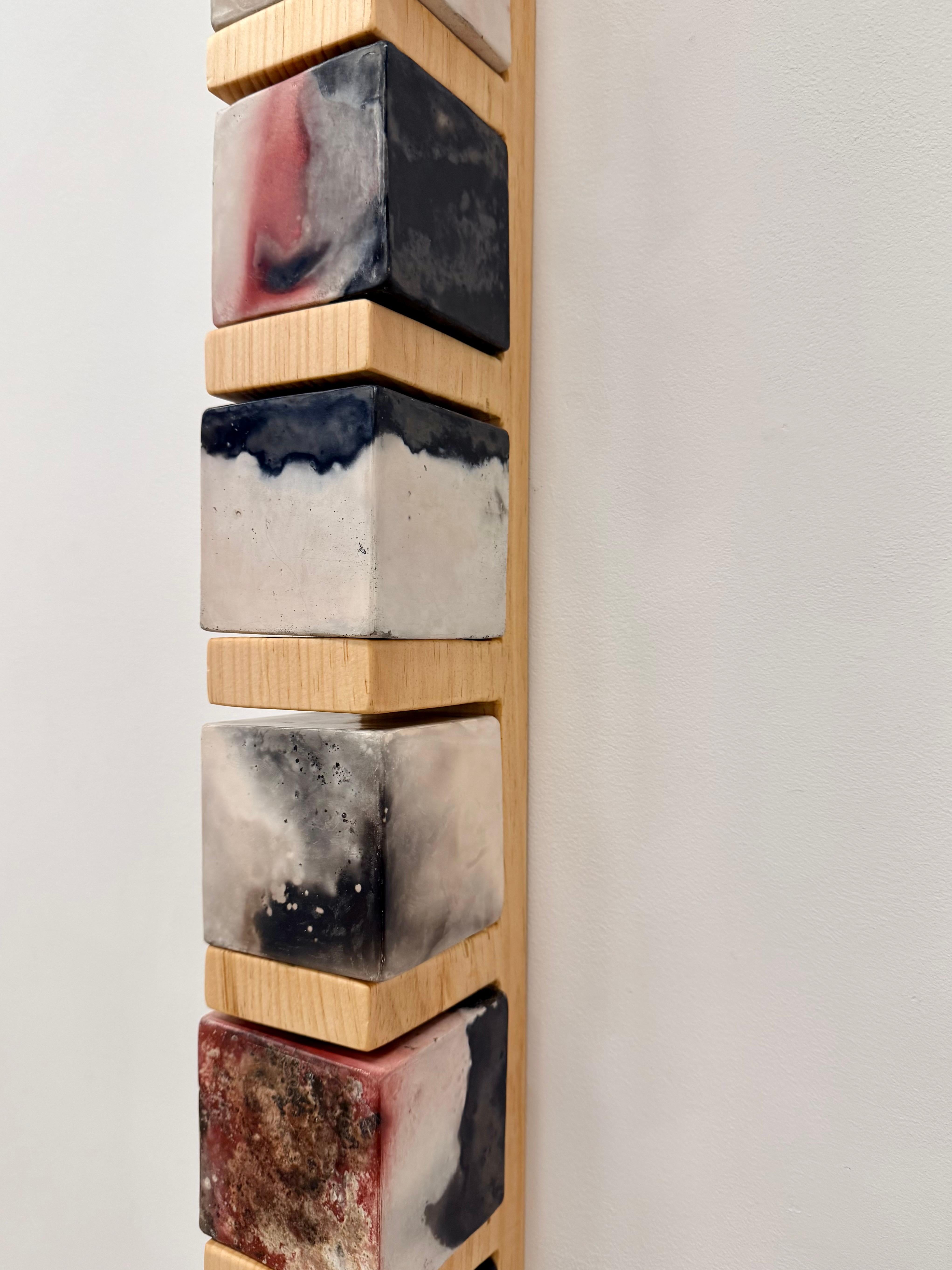 Smokestack Ten - Scultura da parete in porcellana con cubi in legno di pino, 2025 in vendita 1