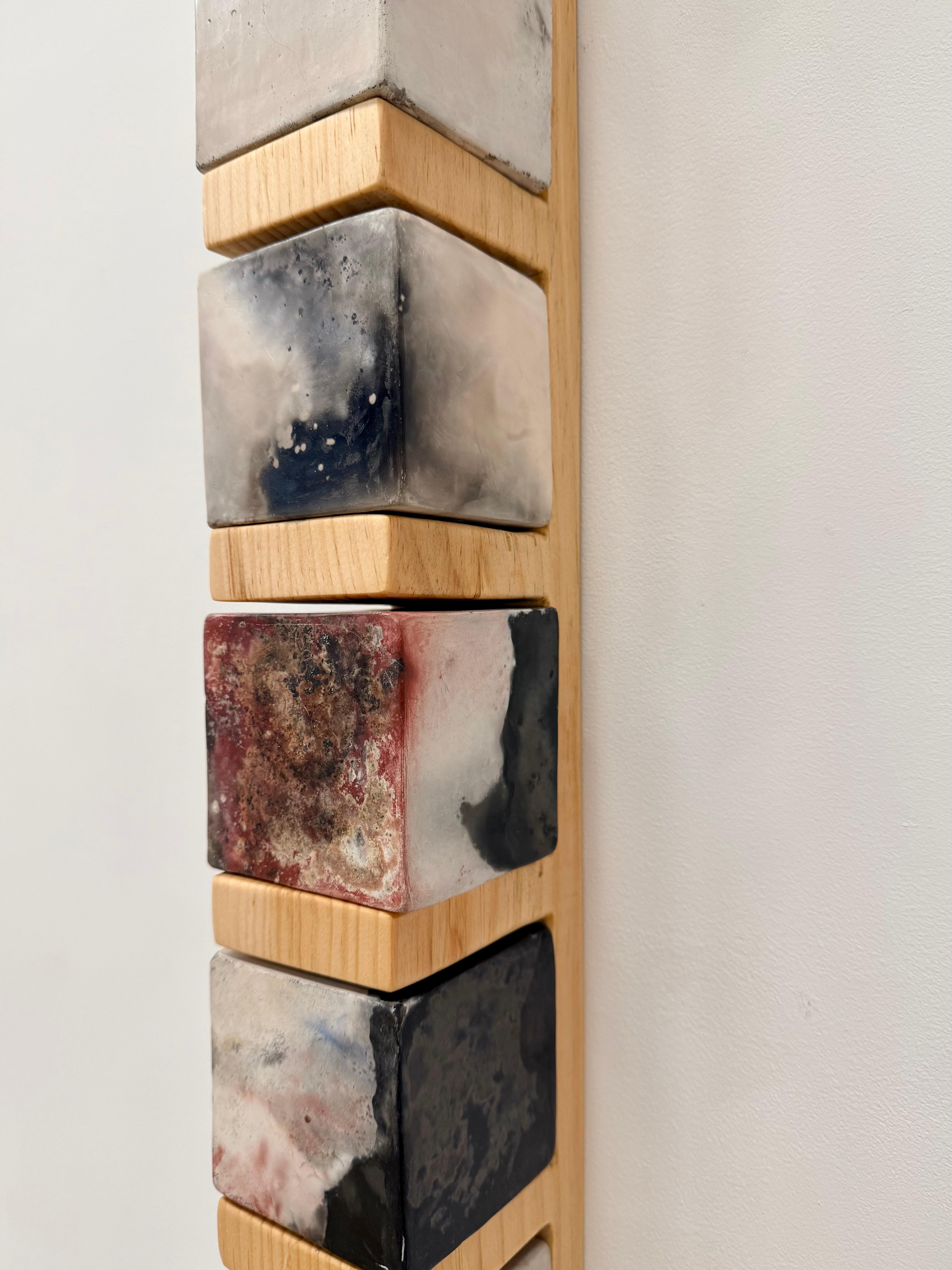 Smokestack Ten - Scultura da parete in porcellana con cubi in legno di pino, 2025 in vendita 2