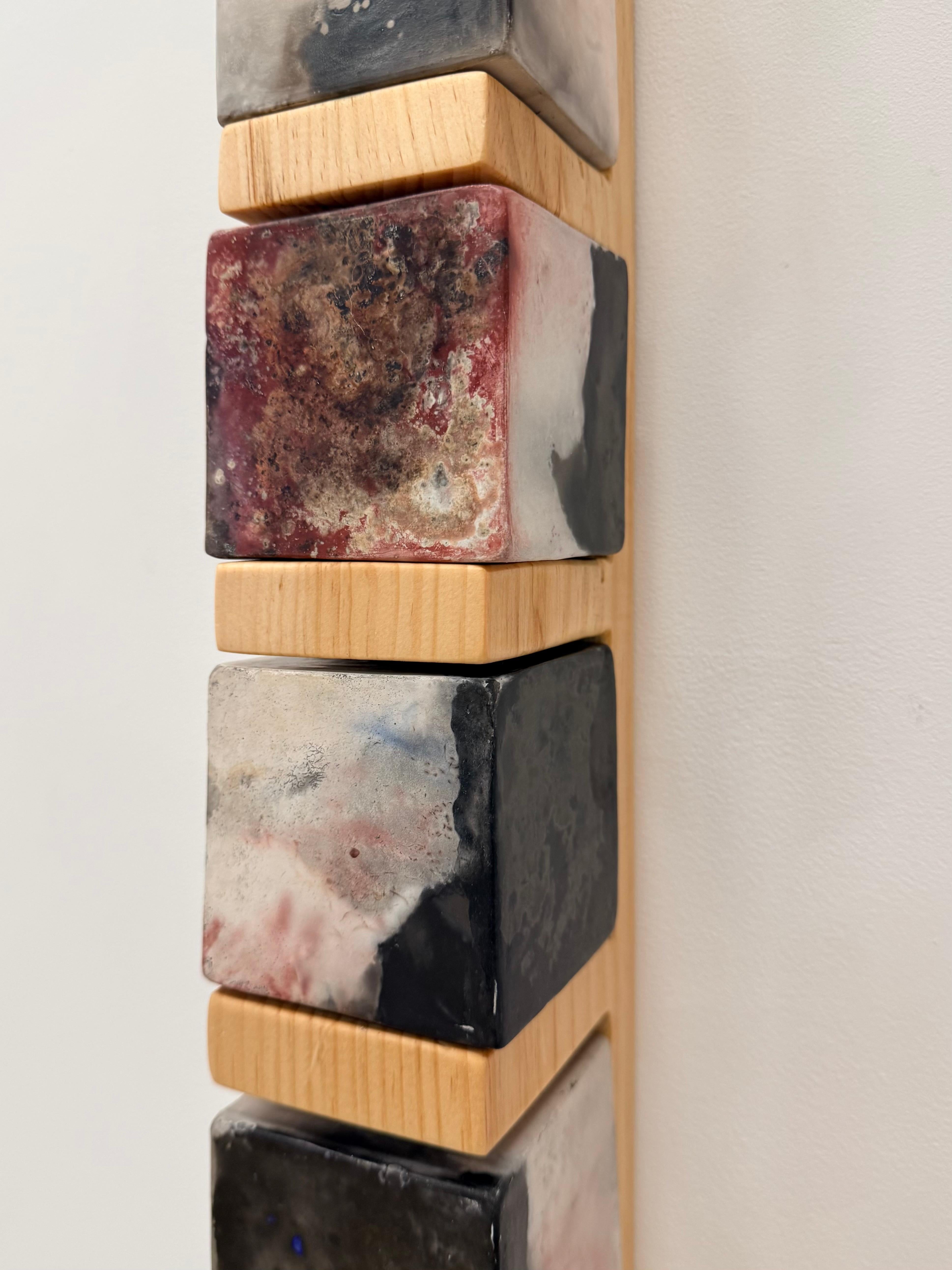 Smokestack Ten - Scultura da parete in porcellana con cubi in legno di pino, 2025 in vendita 3