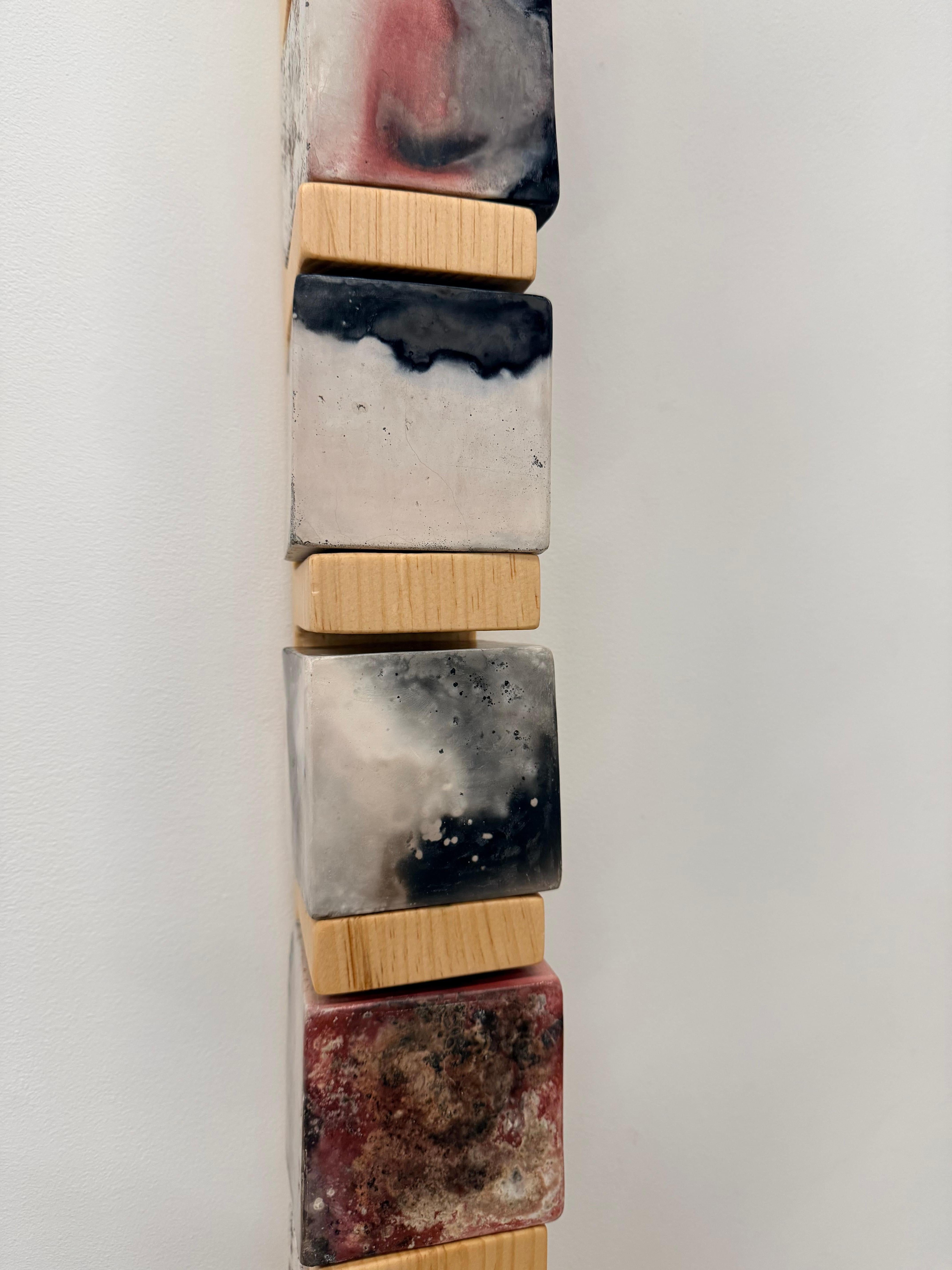 Smokestack Ten - Scultura da parete in porcellana con cubi in legno di pino, 2025 in vendita 4